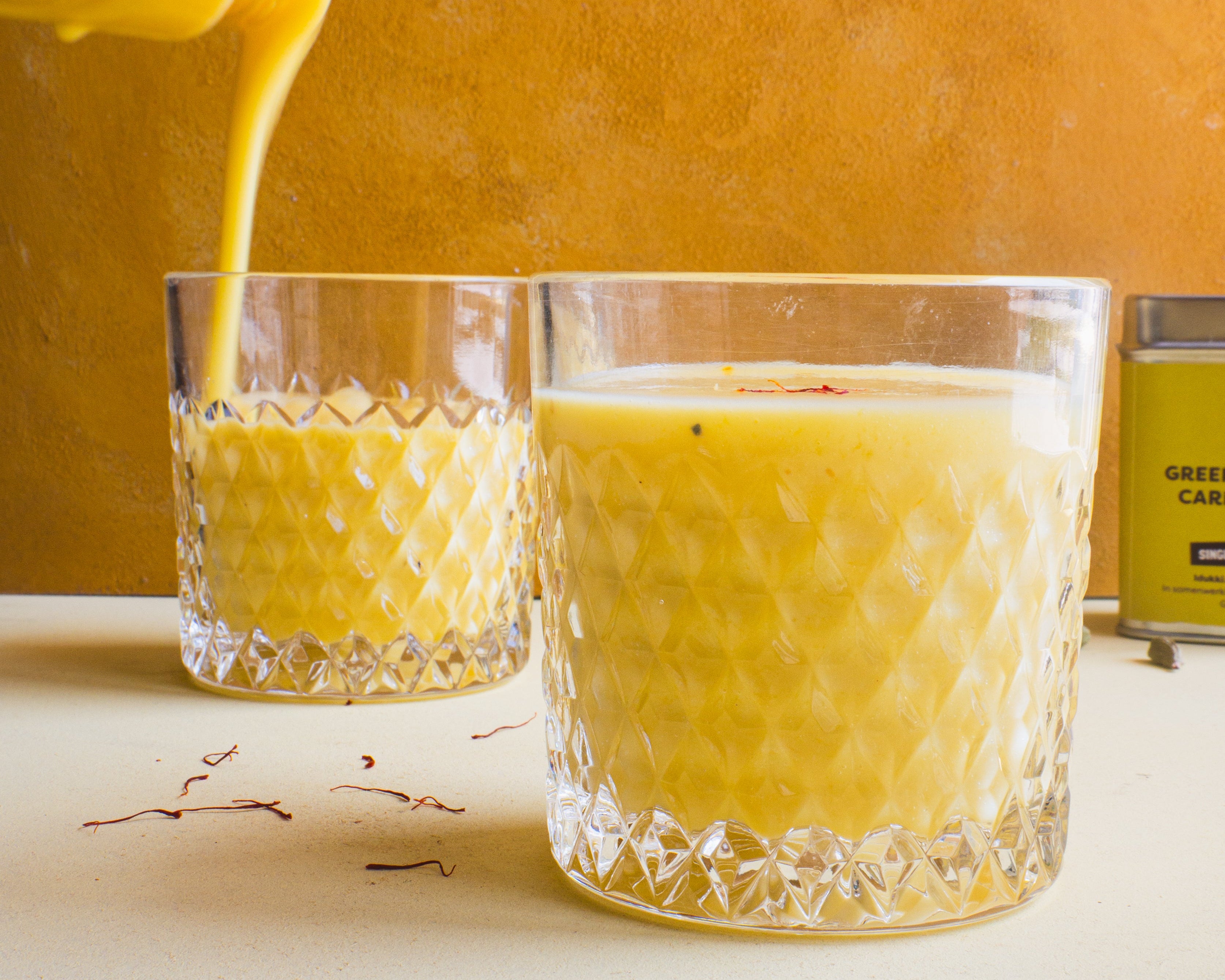 Vegan mango lassi met saffraan en kardemom