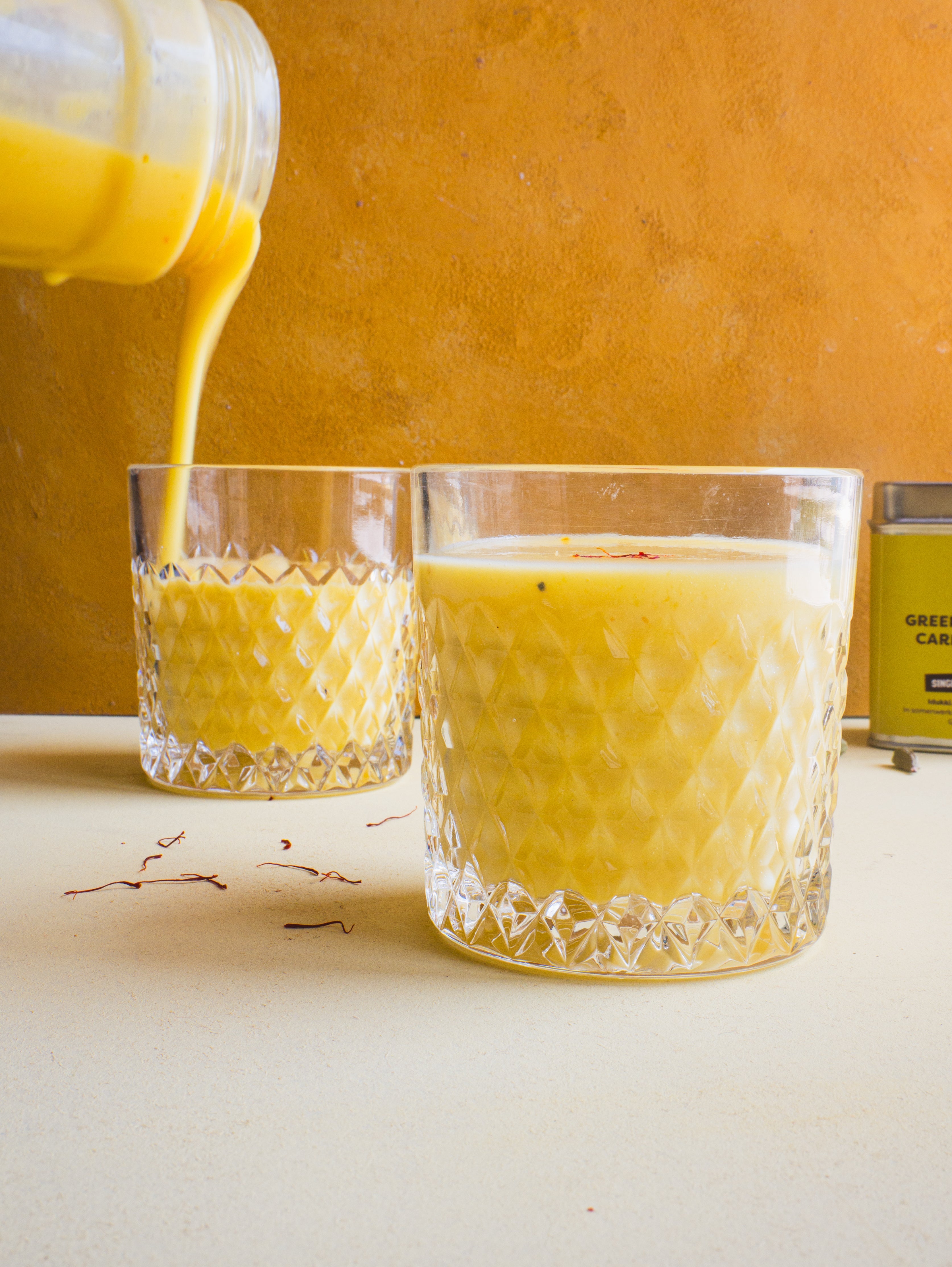 Vegan mango lassi met saffraan en kardemom