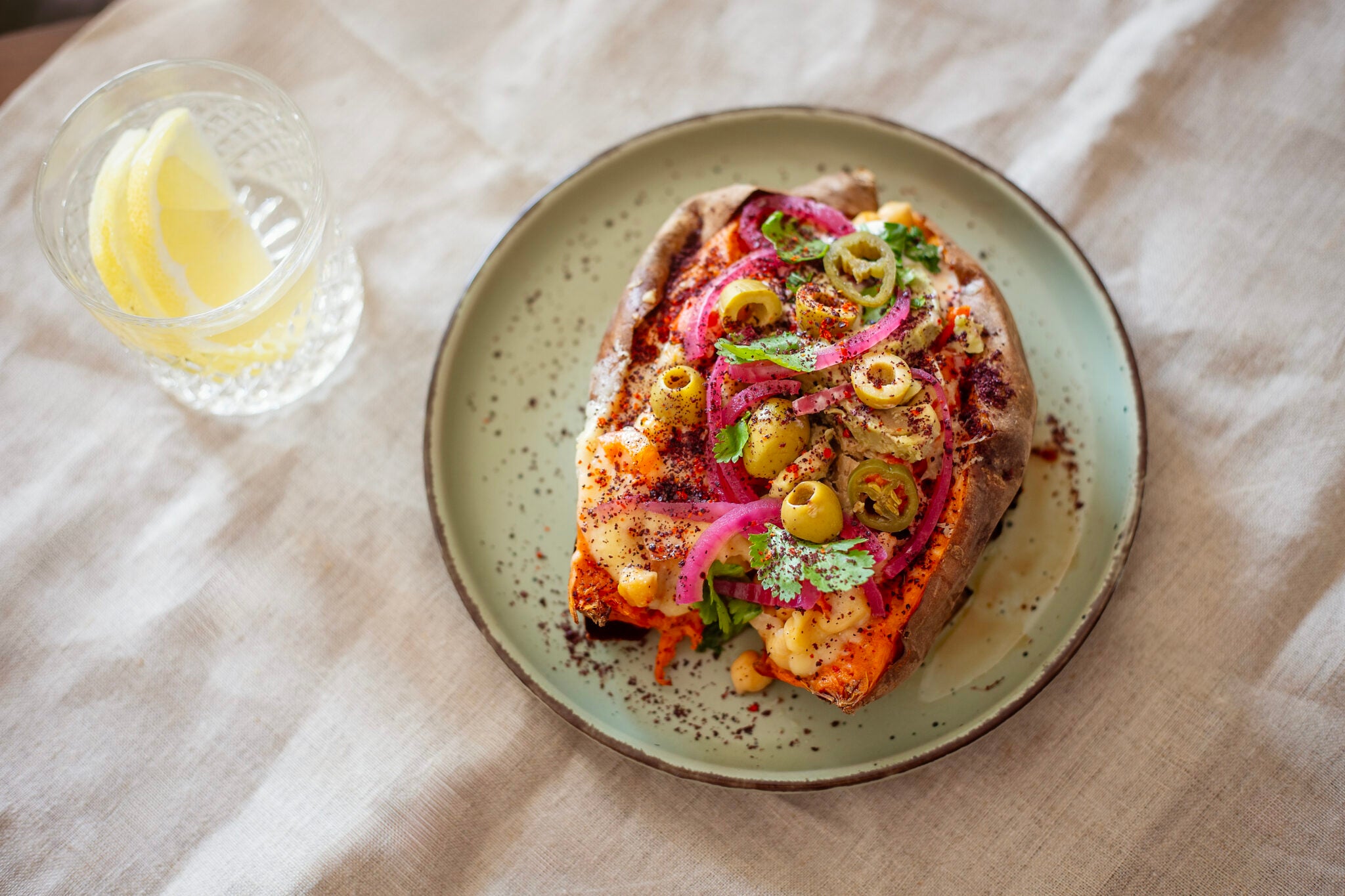 Kumpir van zoete aardappel met pul biber en sumak
