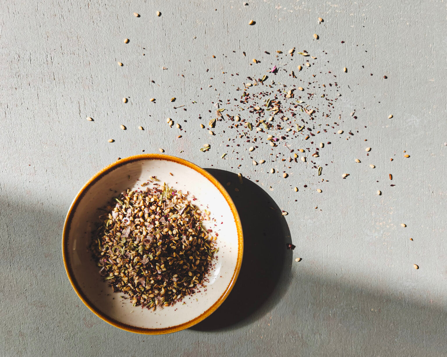 Za’atar kruidenmix met sesamzaad, tijm, sumak en zwarte komijn