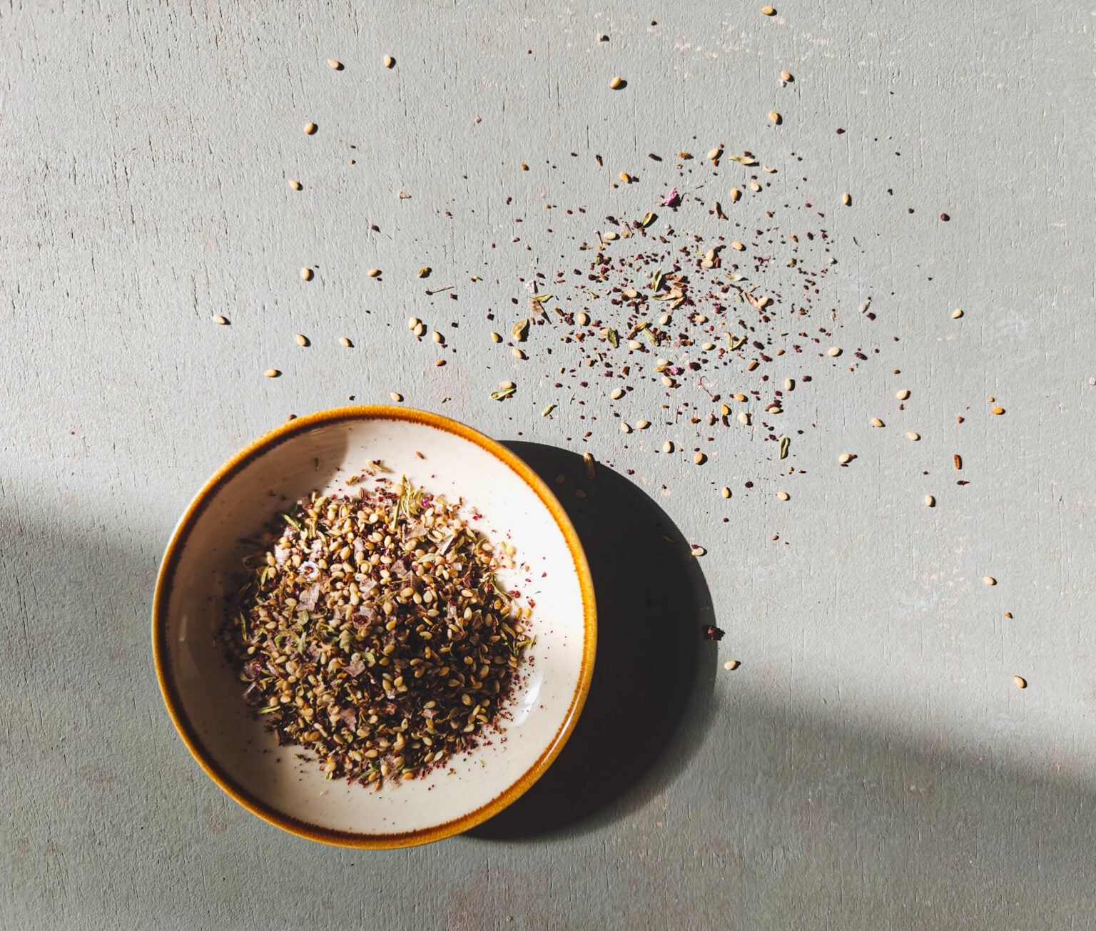 Za’atar kruidenmix met sesamzaad, tijm, sumak en zwarte komijn