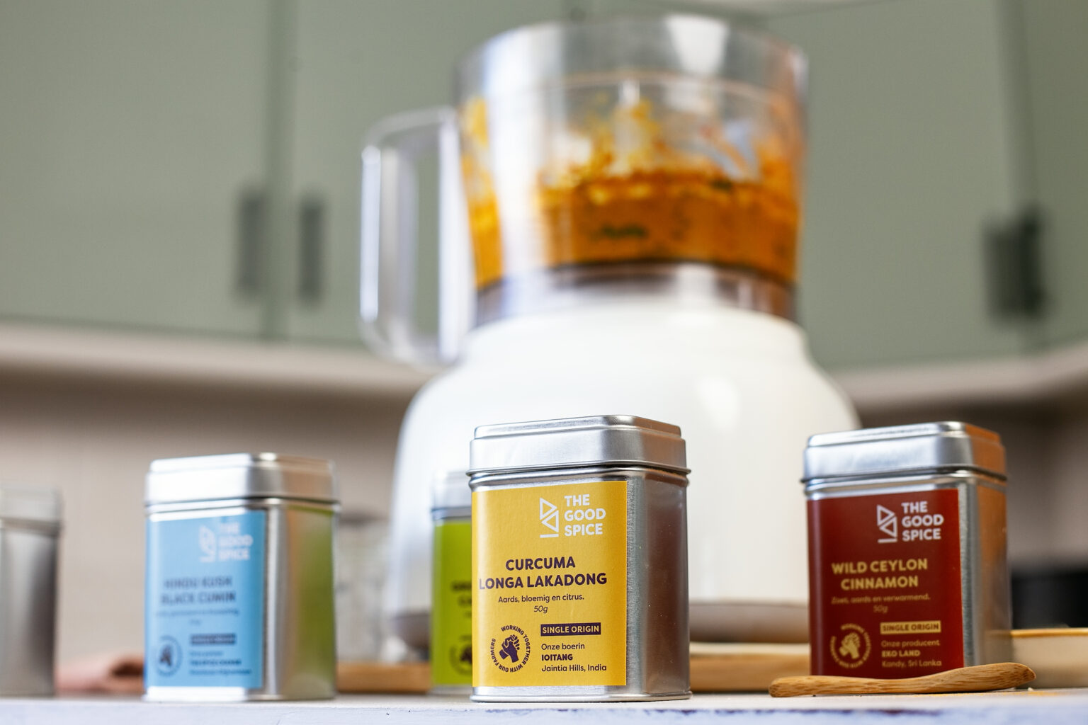 Zelfgemaakte gele currypasta met kurkuma, gember, chili, knoflook en limoenblaadjes voor een romige curry of soep