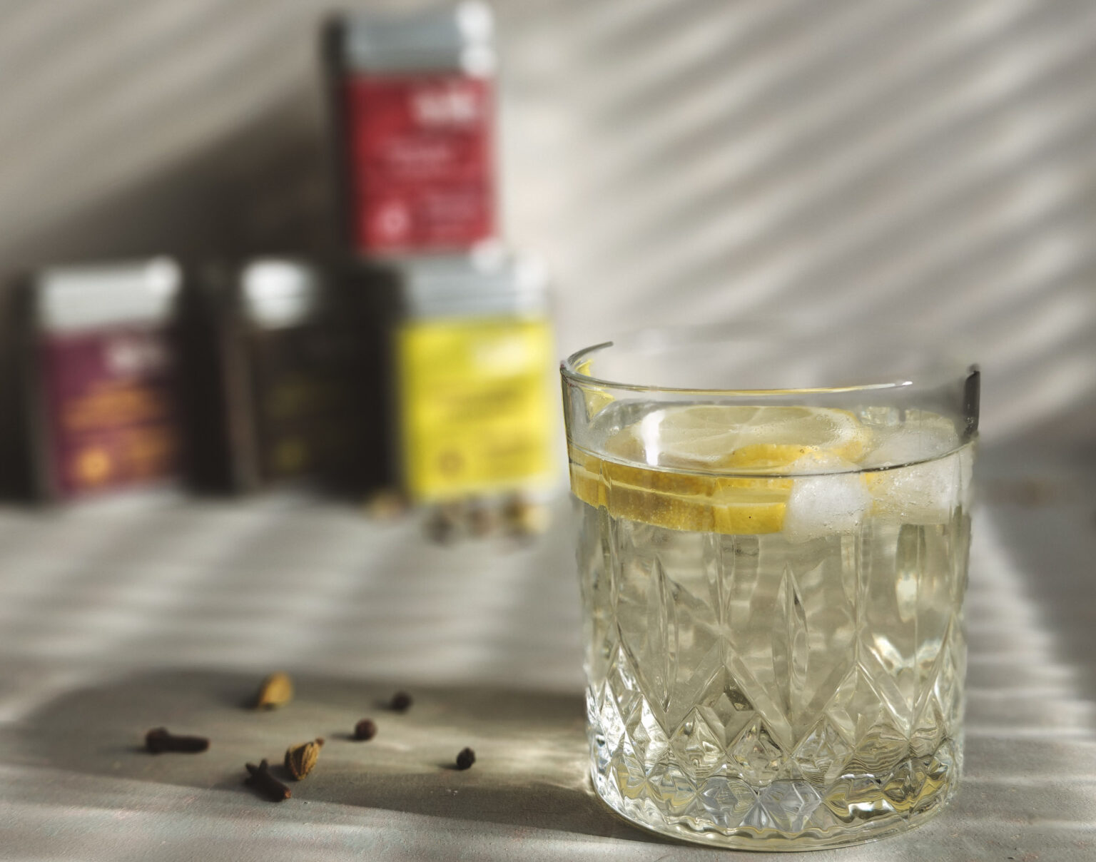 Zelfgemaakte alcoholvrije gin met kardemom, venkelzaad, kruidnagel, citroenschil en rozemarijn, geserveerd met tonic