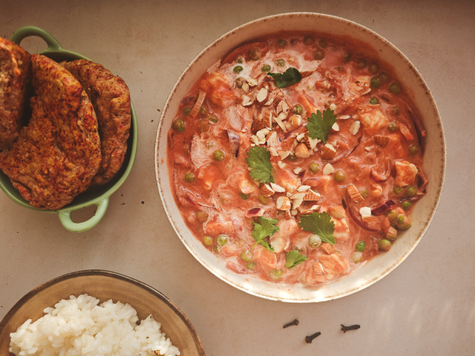 Paneer Butter Masala met romige tomatensaus en Indiase specerijen