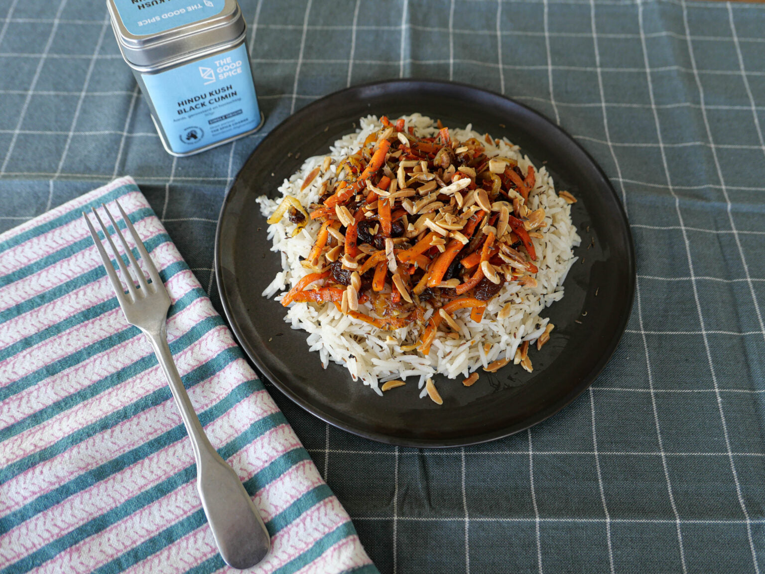 Vegetarische pilav met wortel, rozijnen en komijn, geïnspireerd op Afghaans Kabuli Pulao