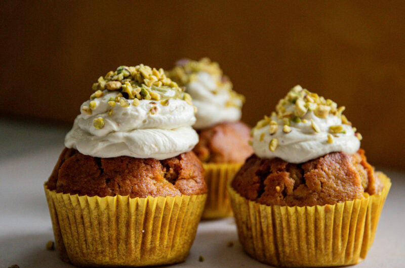 Golden Chai ontbijt muffins met kurkuma, gember, kardemom en kaneel, luchtig gebakken en perfect voor een kruidig ontbijt of tussendoortje