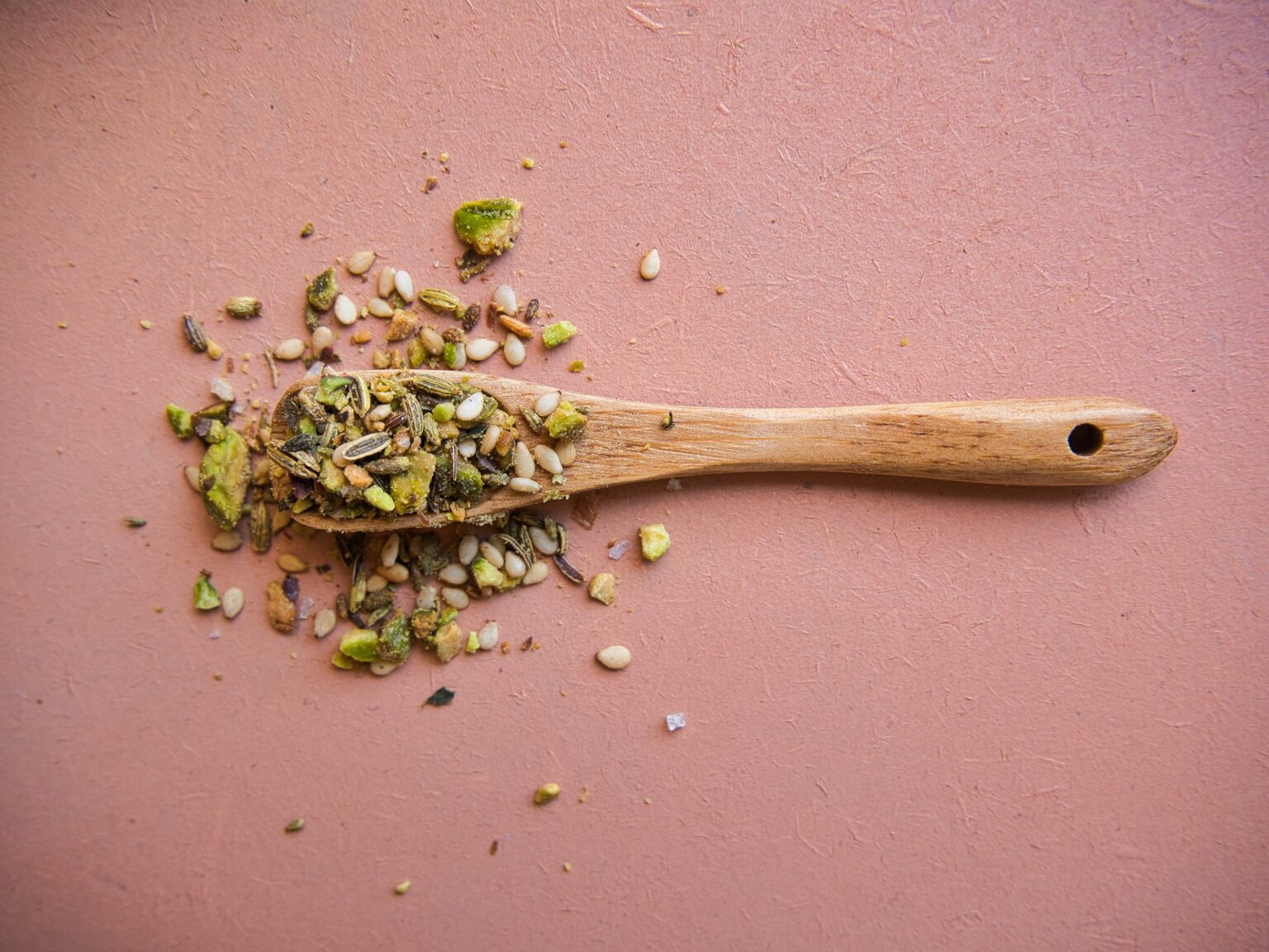 Zelfgemaakte dukkah met pistachenoten, sesamzaad, komijn en venkelzaad