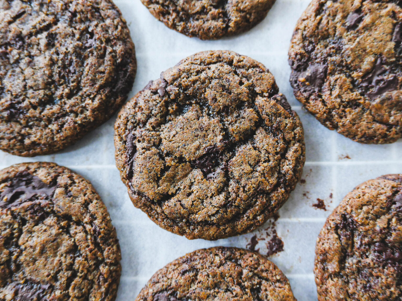 Vegan chocoladekoekjes met koffie, kaneel en knapperig van buiten en zacht van binnen