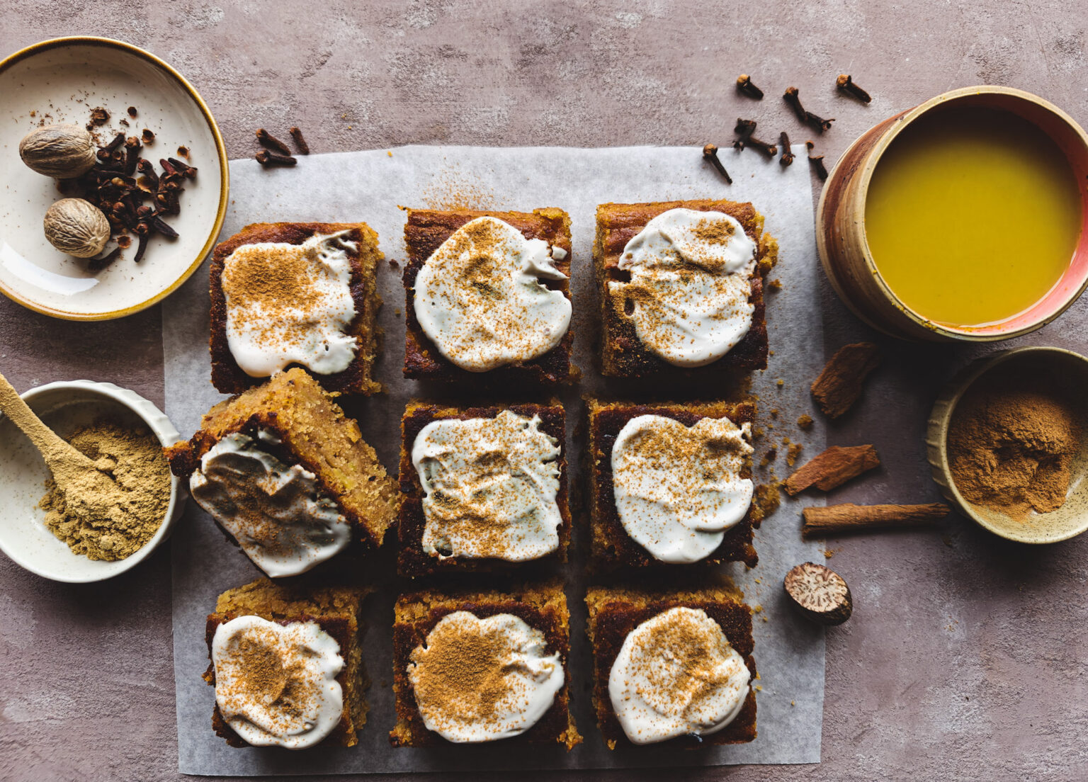 Vegan appelcake met kaneel en gember, kruidig en klef van structuur