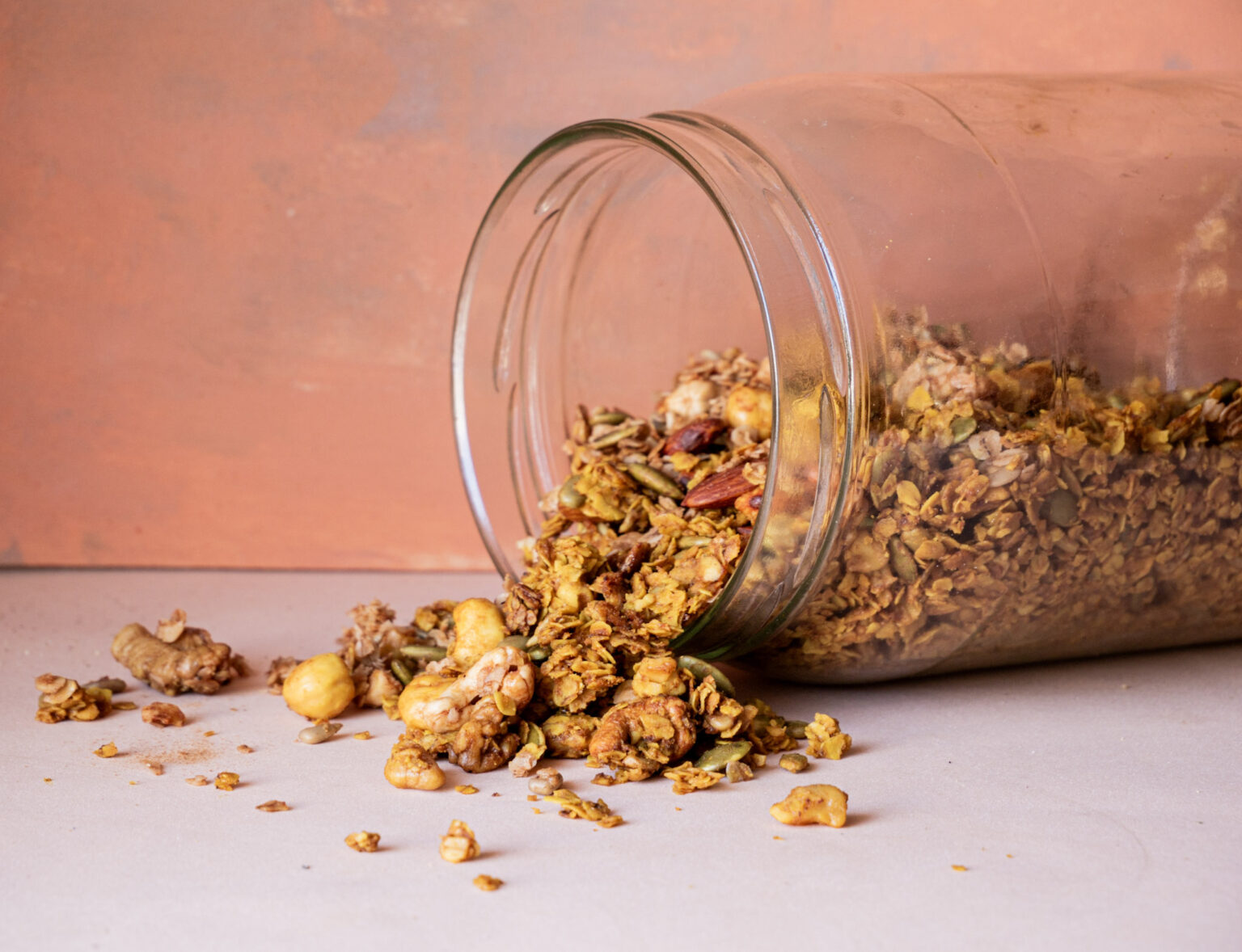 Granola met noten, zaden en verwarmende specerijen zoals kaneel en gember