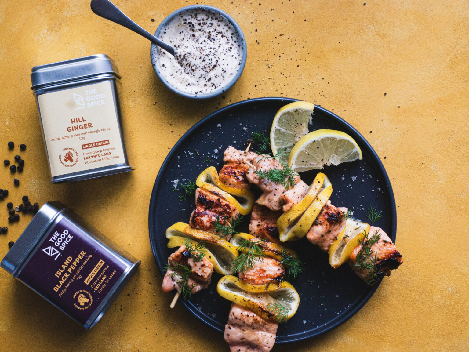 Zalmspiesjes met citroen-gember dipsaus, fris en kruidig van smaak