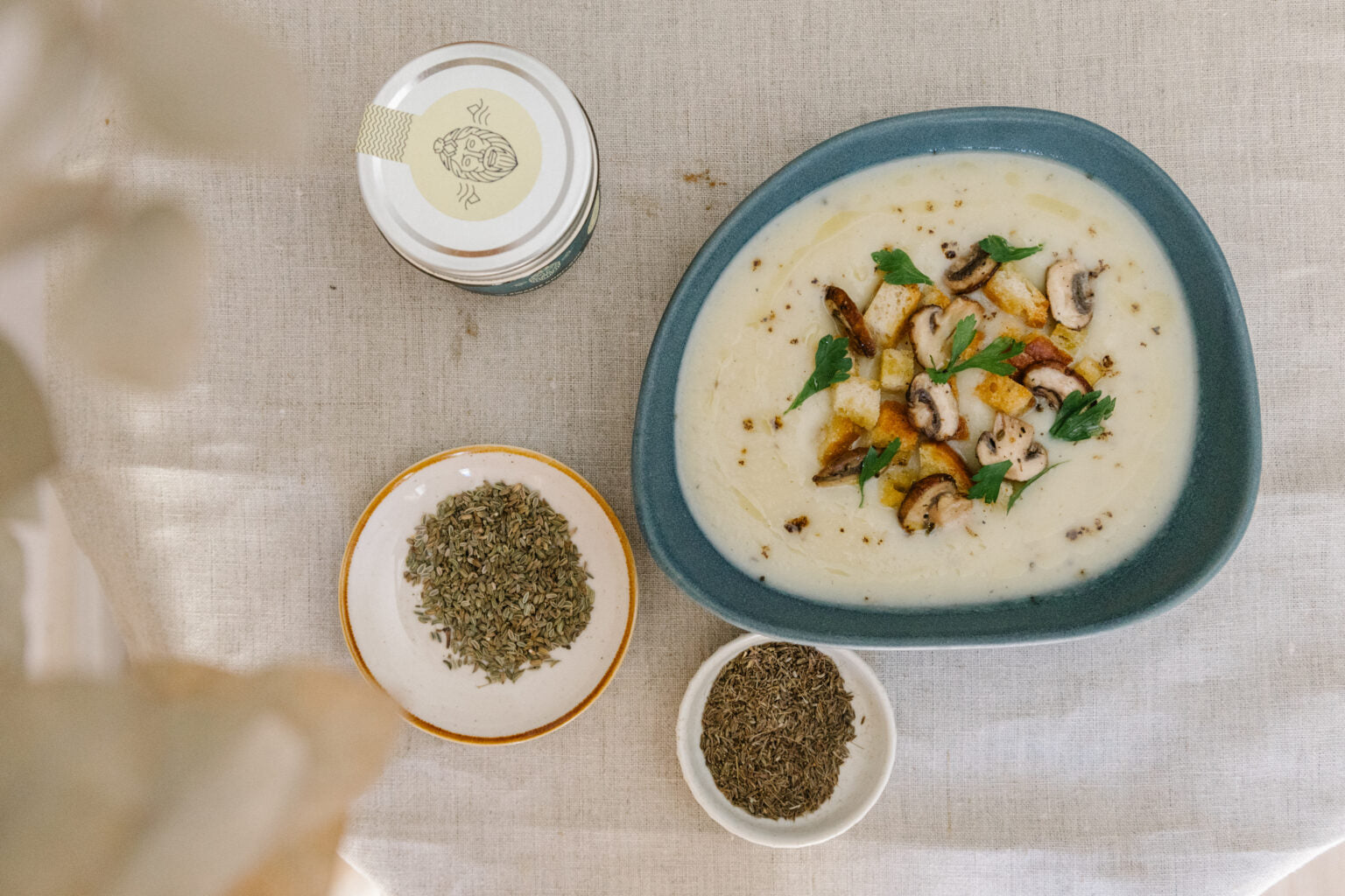 Pastinaaksoep met venkelzaad-croutons en champignons