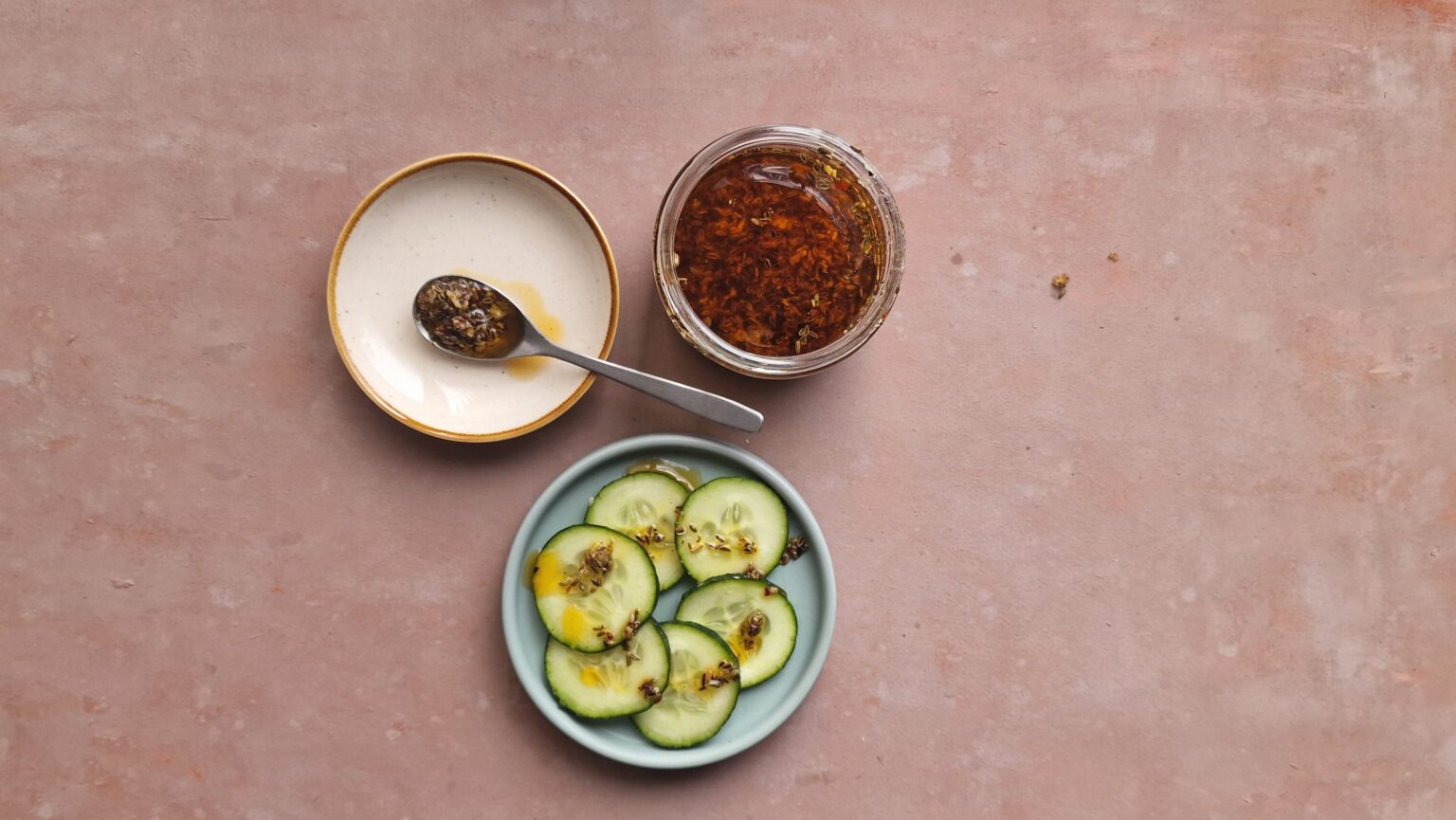 Zelfgemaakte crispy venkelzaad olie met knoflook, zwarte peper en chilizout, aromatisch en perfect als smaakmaker over groenten, salades of brood