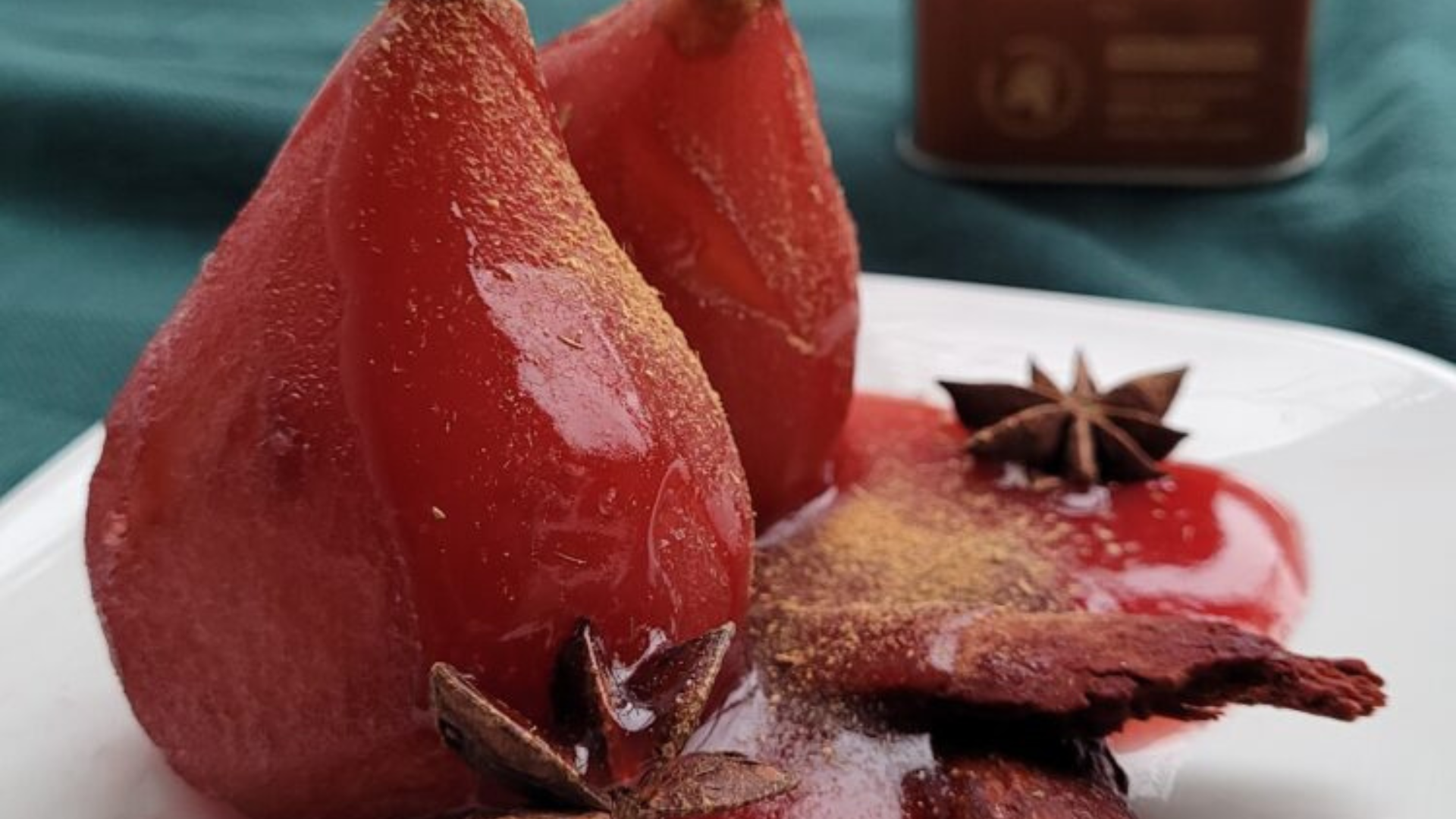 Stoofpeertjes met kaneel, kruidnagel en steranijs in rode wijn