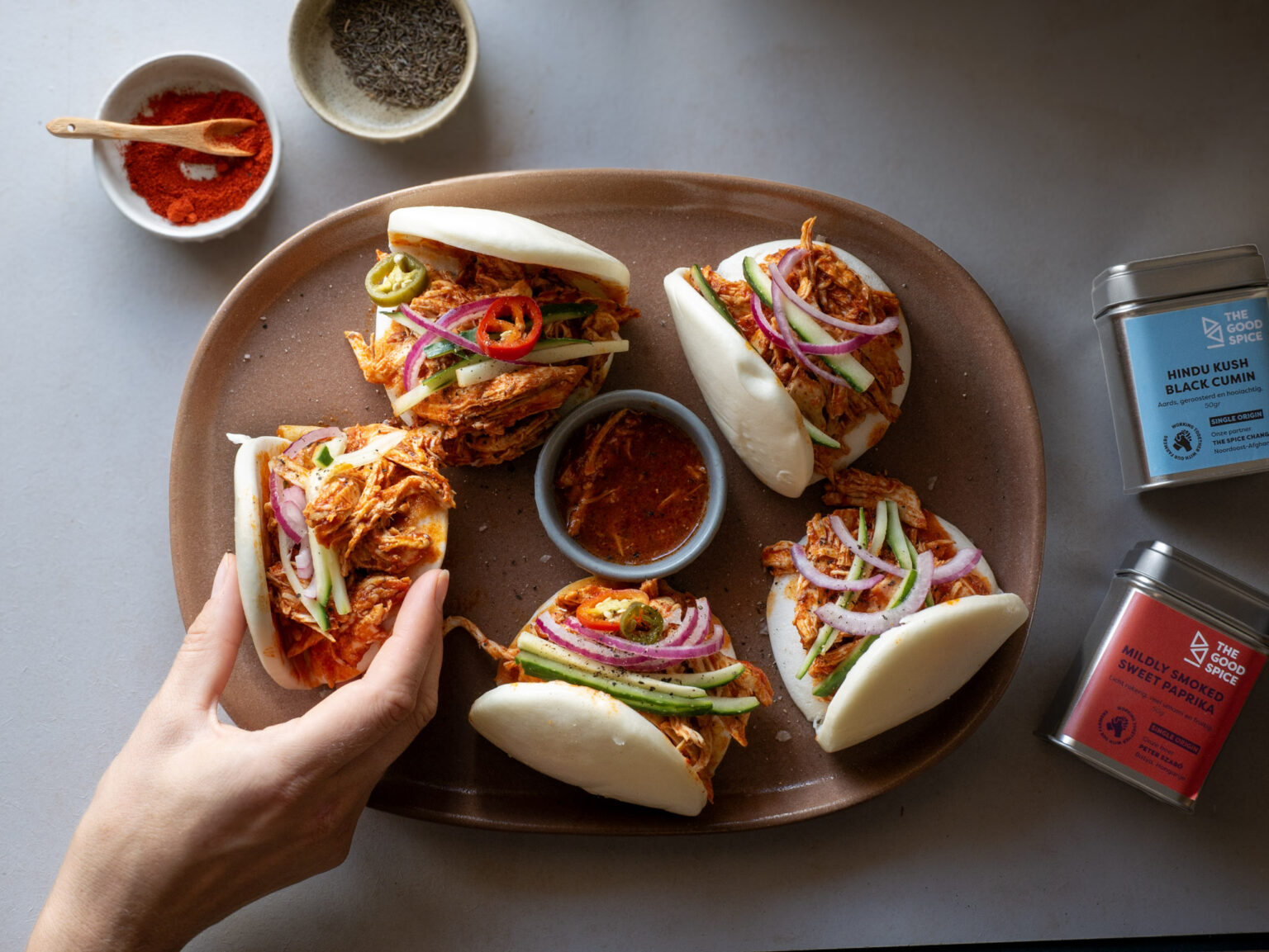 Pulled chicken met barbecuesaus en gerookt paprikapoeder