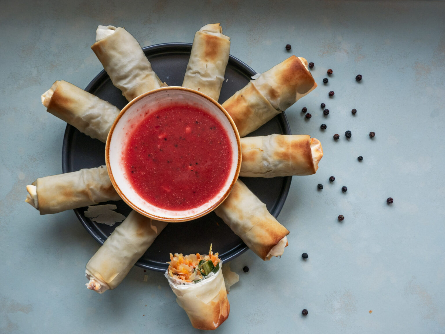 Thaise loempia’s met pruimensaus en Trang Sunset Peper, krokant en kruidig