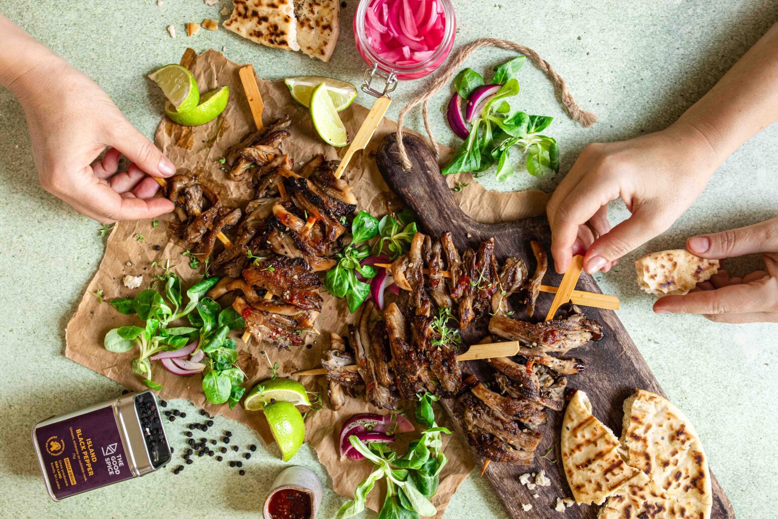 Vegetarische saté van oesterzwammen met zwarte peper dipsaus