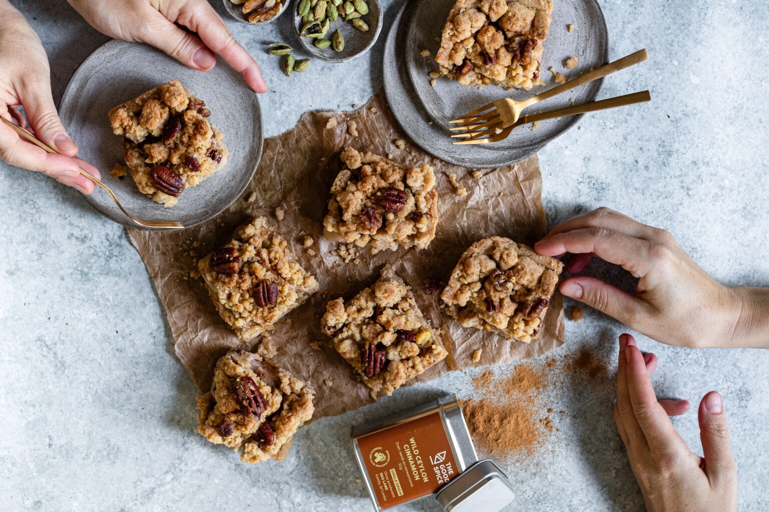 Vegan appel-kruimeltaart met frisse kardemom en warme Ceylon kaneel, met een knapperige crumble van plantaardige boter en appels