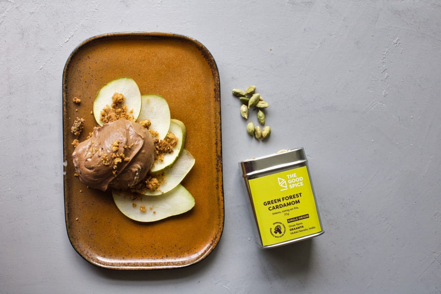 Chocolademousse met kardemom, peer en amandelcrumble