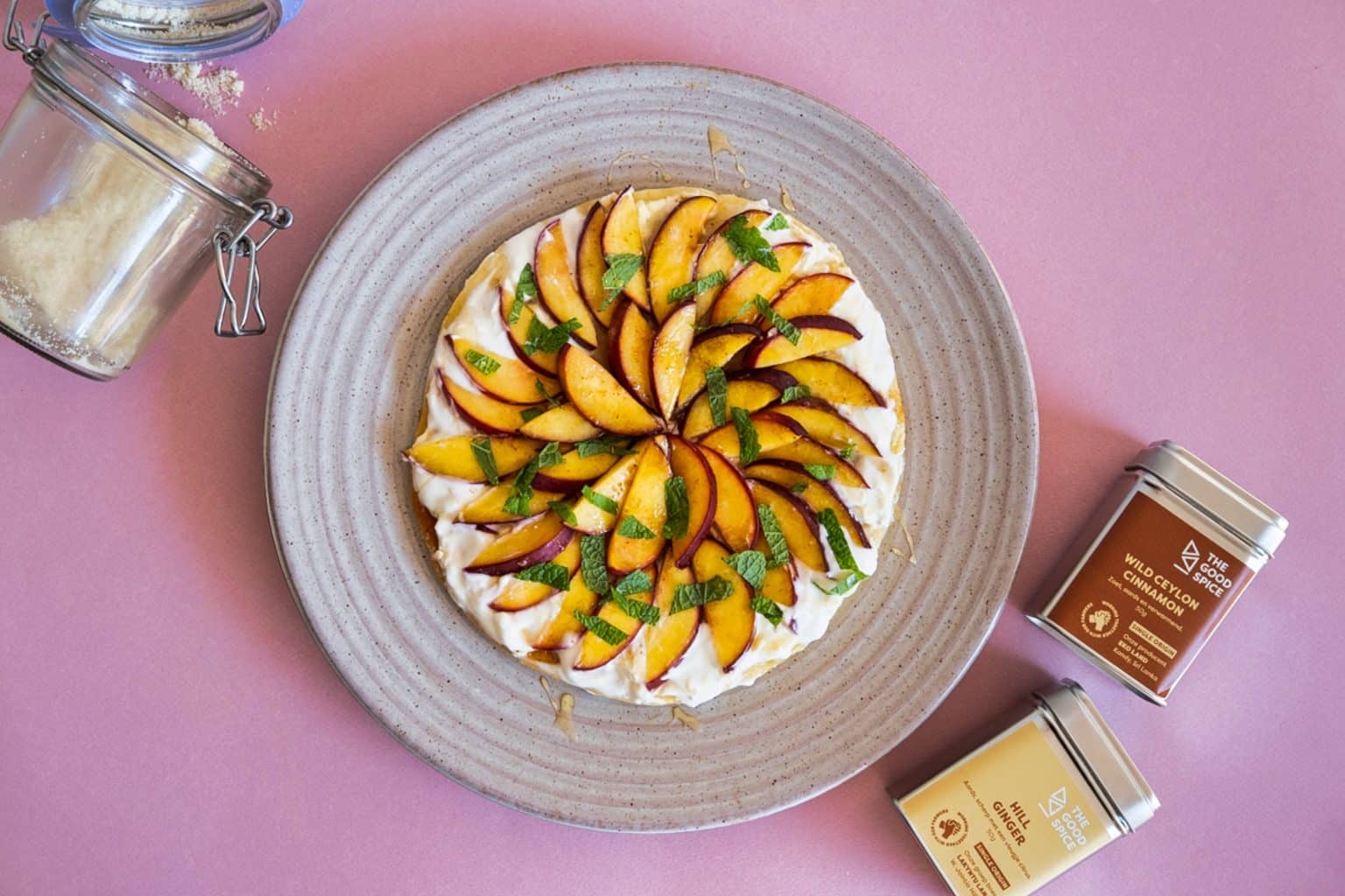 Zomerse taart met frisse roomkaas-topping, gekaramelliseerde nectarines en een vleugje gember en een glutenvrije bodem