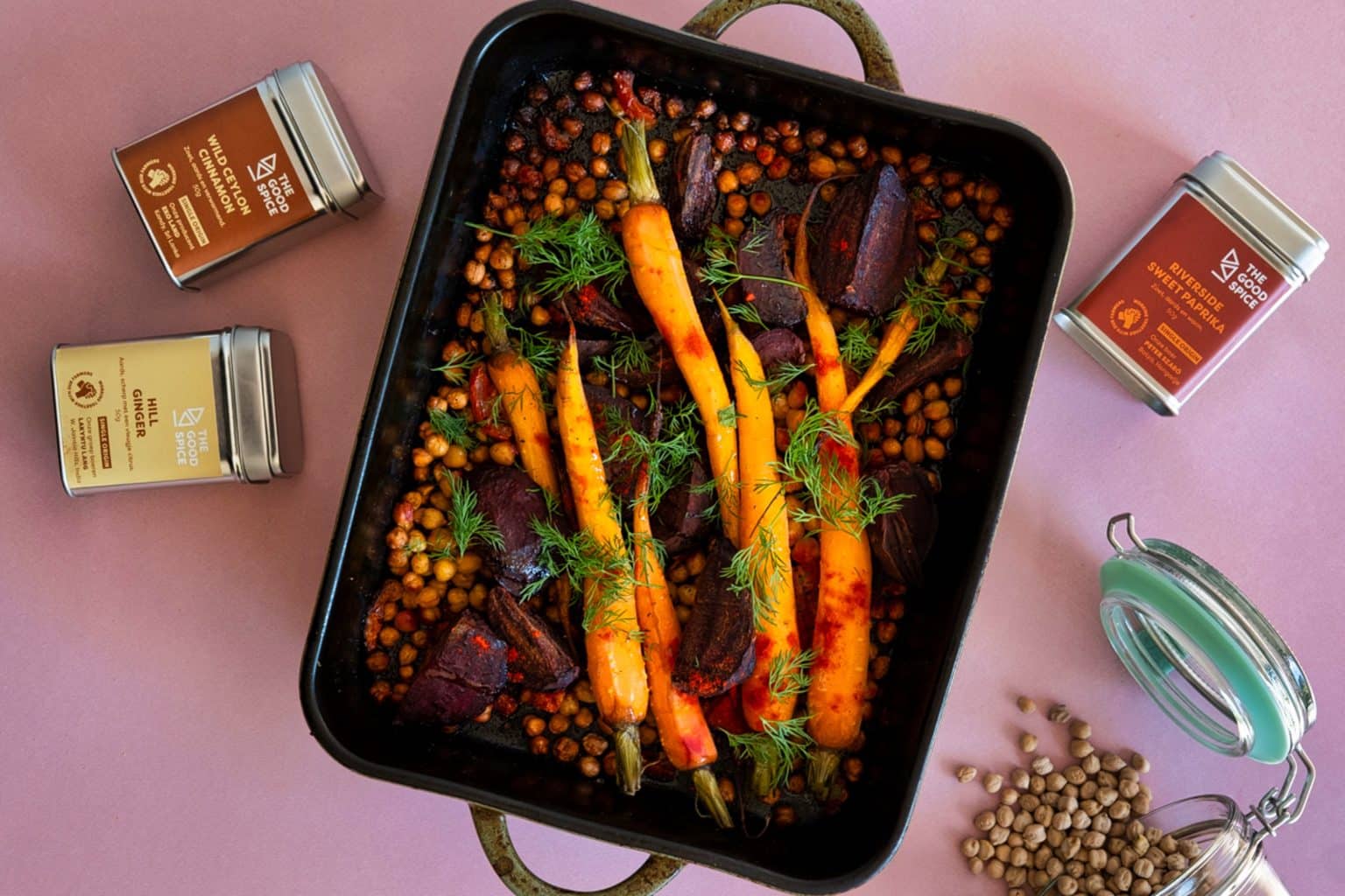 Geroosterde groenten en kikkererwten traybake met kaneel, gember en chili