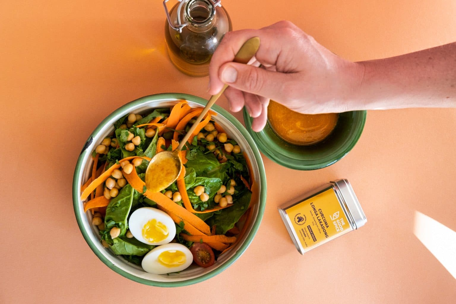 Zomerse maaltijdsalade met kikkererwten, groenten en een romige kurkuma-limoen dressing