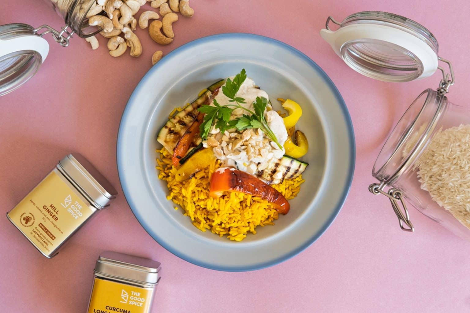 Gegrilde groenten met gele kurkumarijst, frisse gember-yoghurt en geroosterde cashewnoten