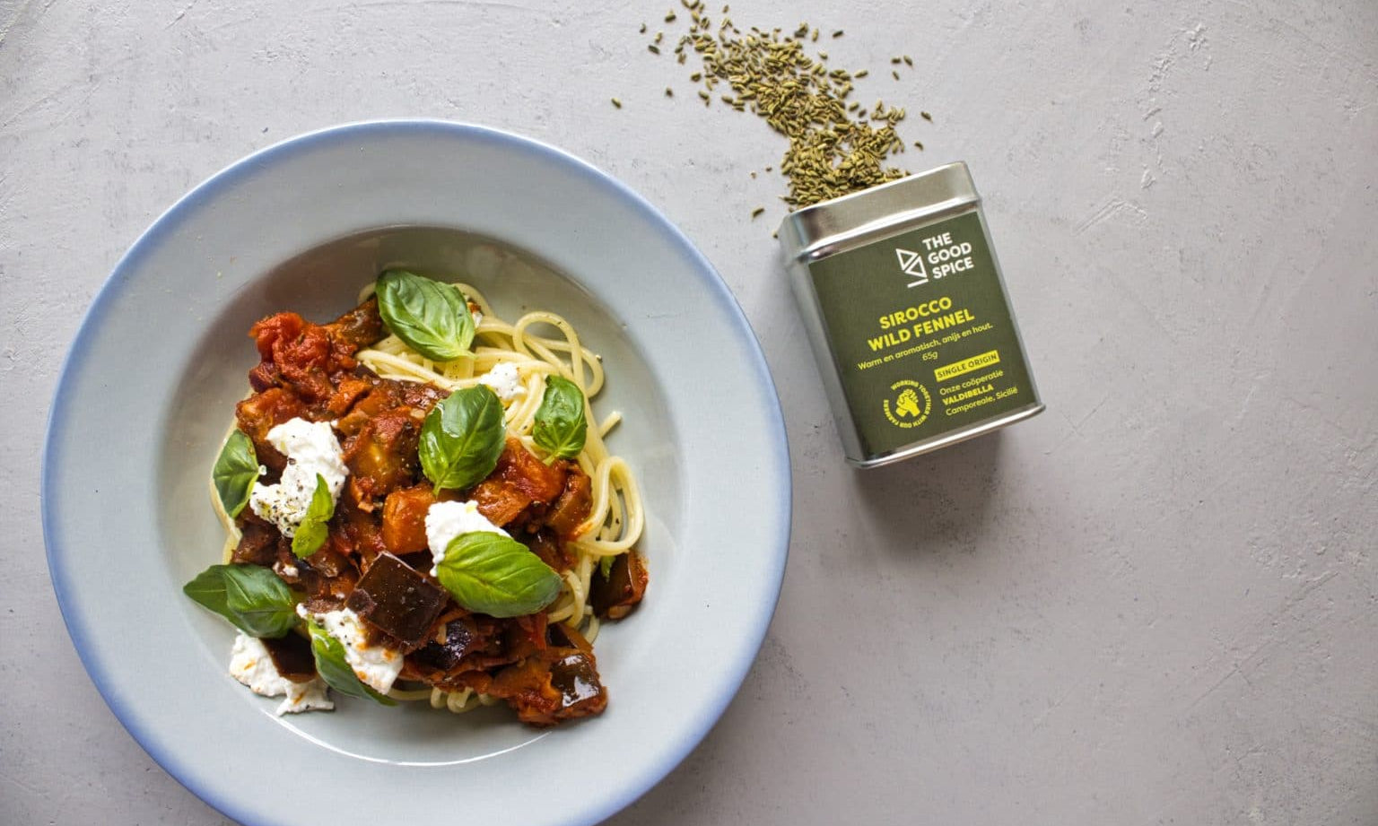 Pasta alla Norma met gebakken aubergine, tomatensaus met venkelzaad en verse ricotta