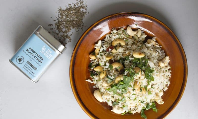 Jeera rice met komijnzaad, cashewnoten, rozijnen en verse koriander in een pan
