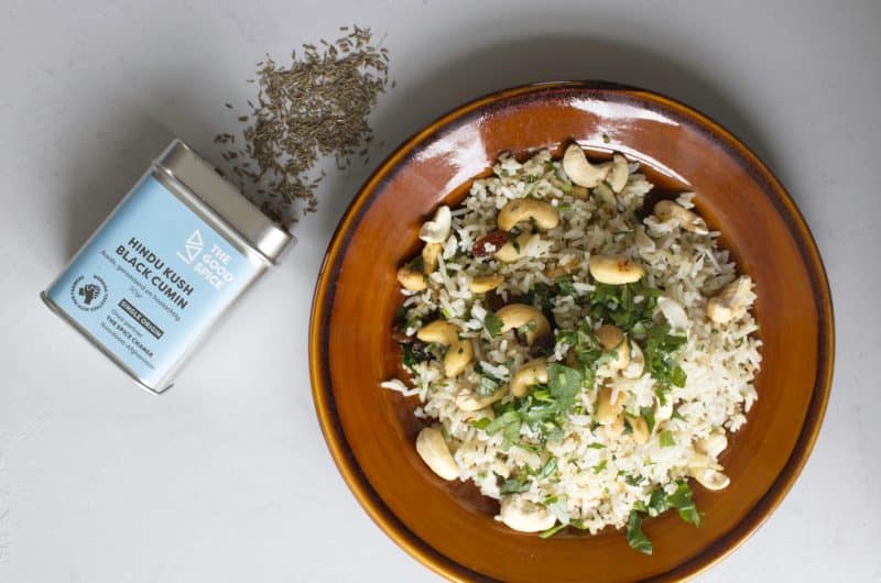 Jeera rice met komijnzaad, cashewnoten, rozijnen en verse koriander in een pan