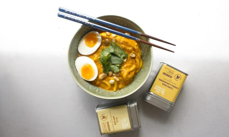 Romige gele noedels met kurkuma-gembersaus en frisse toppings