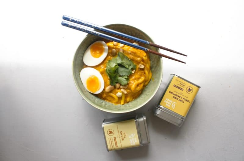 Romige gele noedels met kurkuma-gembersaus en frisse toppings