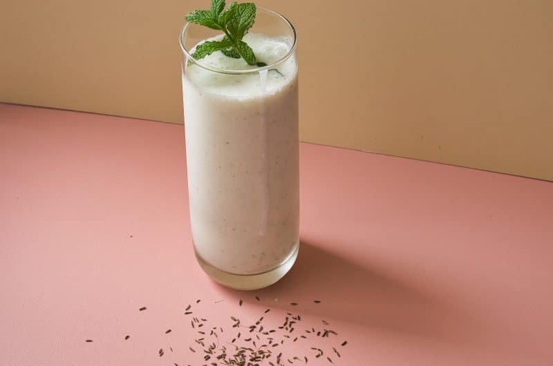 Verfrissende hartige lassi met komijn, gember en munt