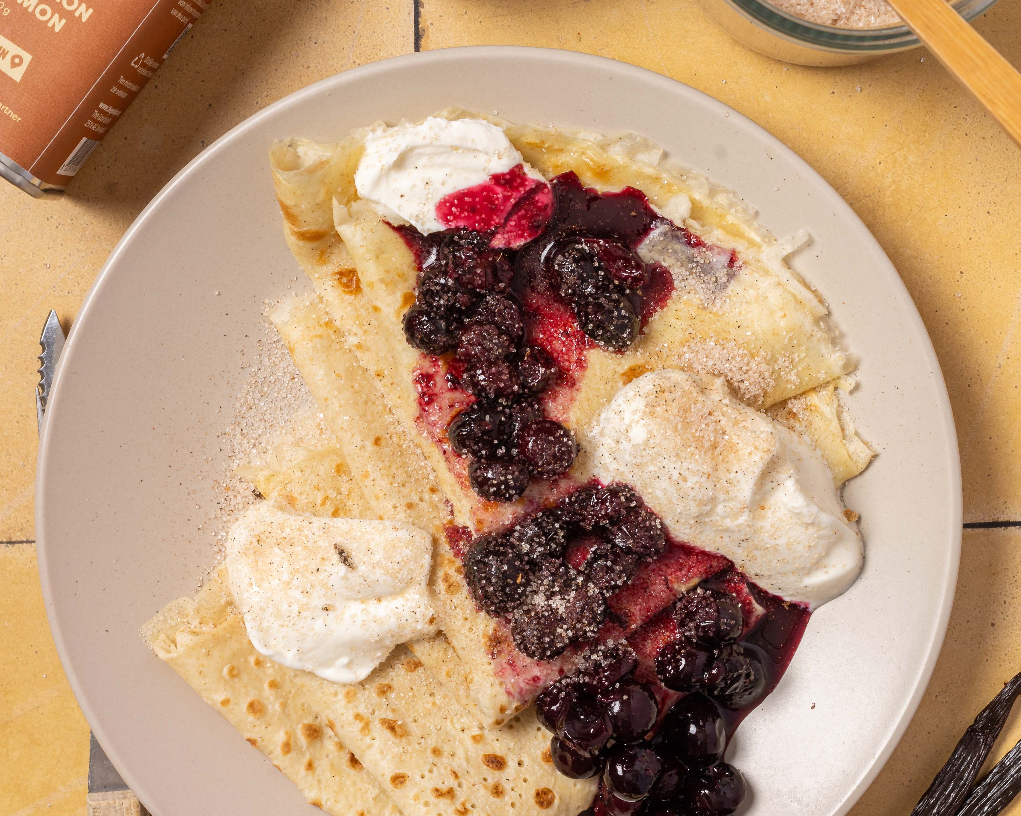 Crêpes met blauwe bessen, yoghurt en specerijensuiker