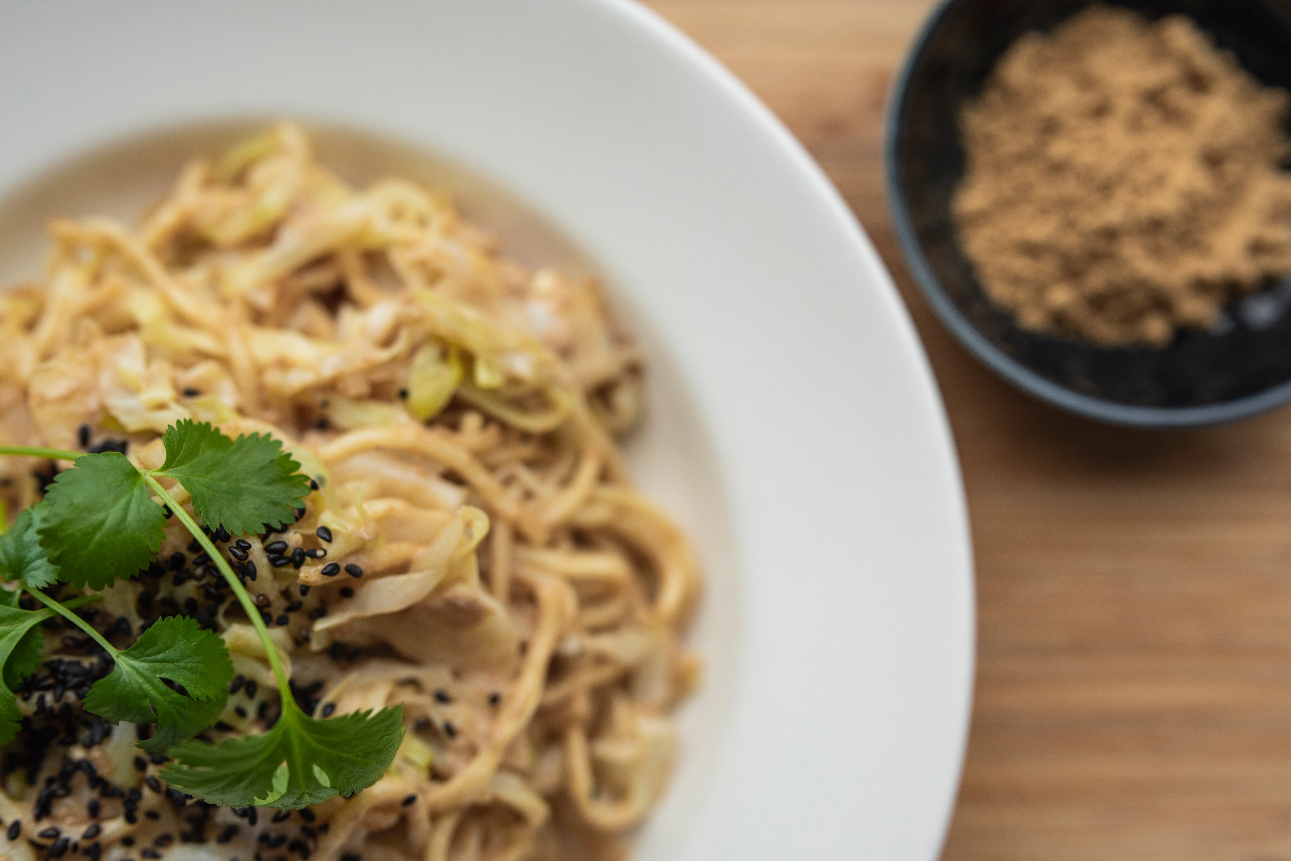 Noodles met een snelle romige gembersaus