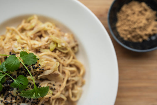 Noodles met een snelle romige gembersaus