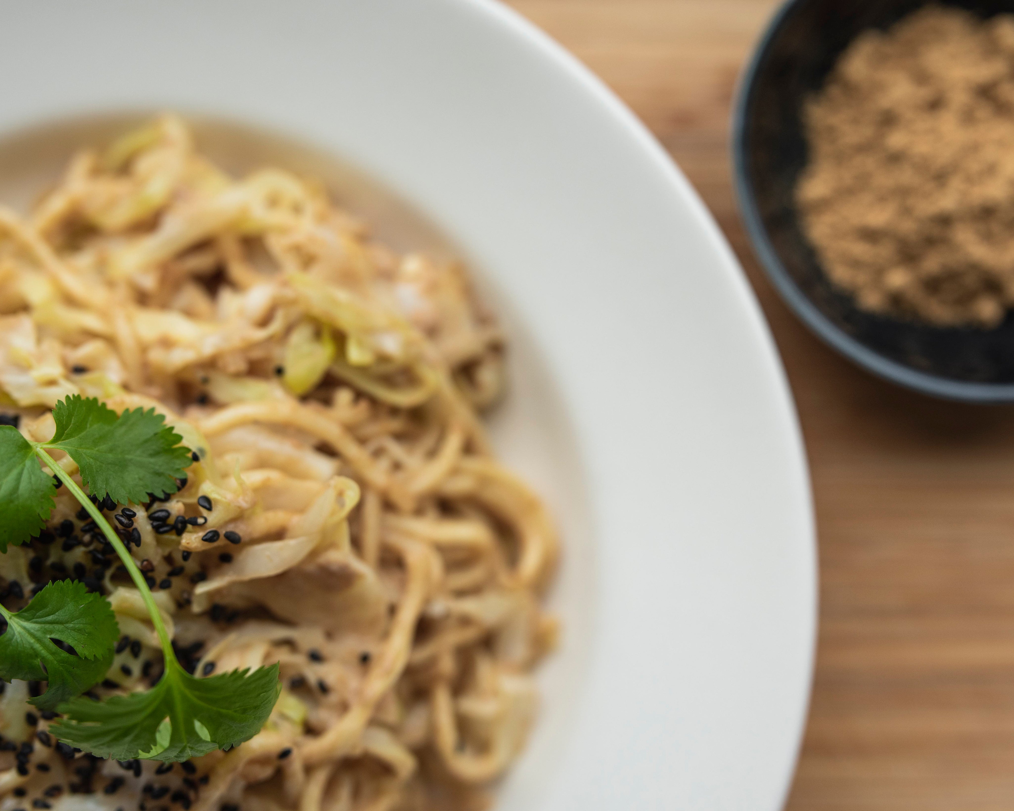 Noodles met een snelle romige gembersaus
