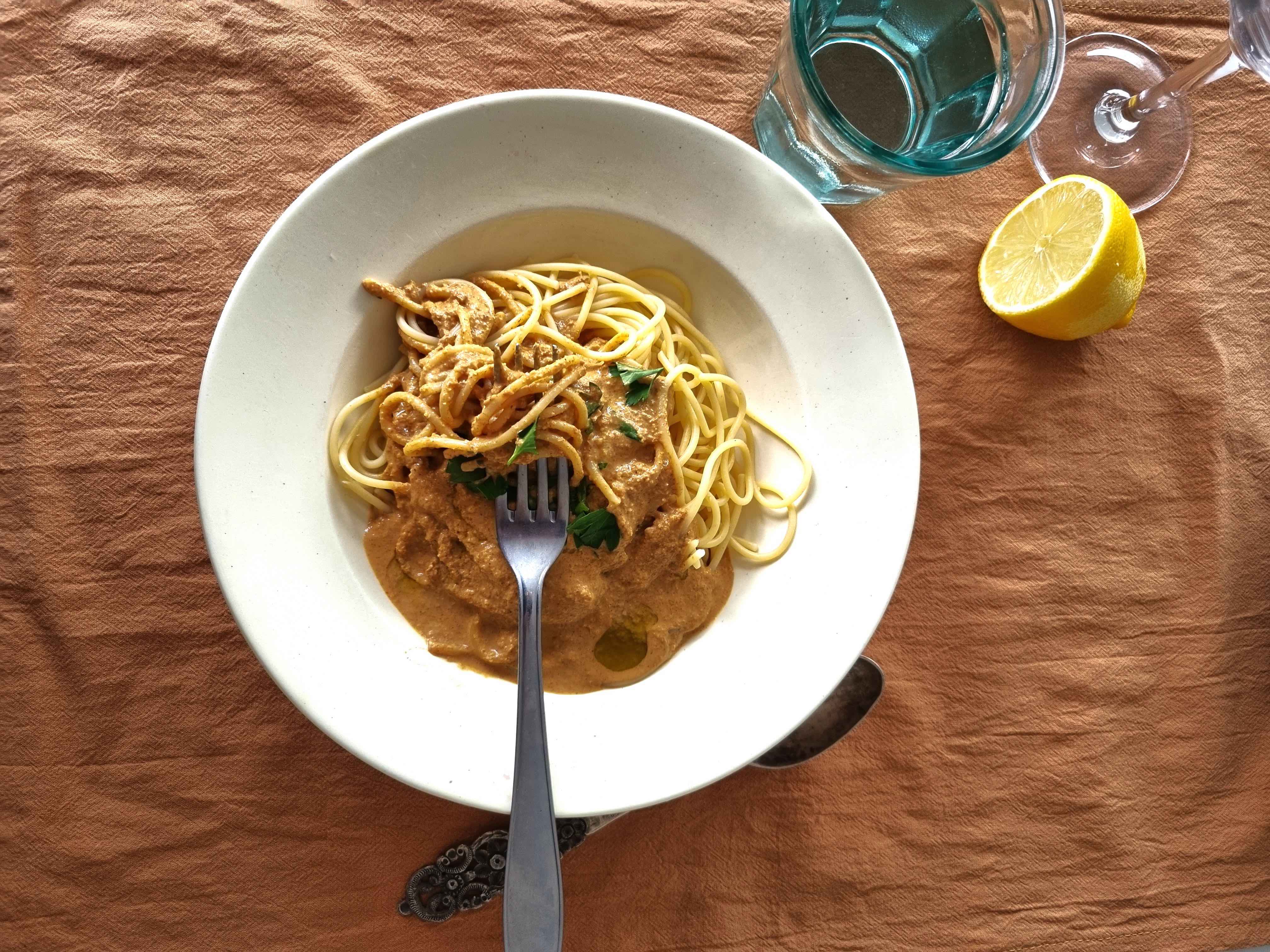 Spaghetti met kaneel-walnoot saus