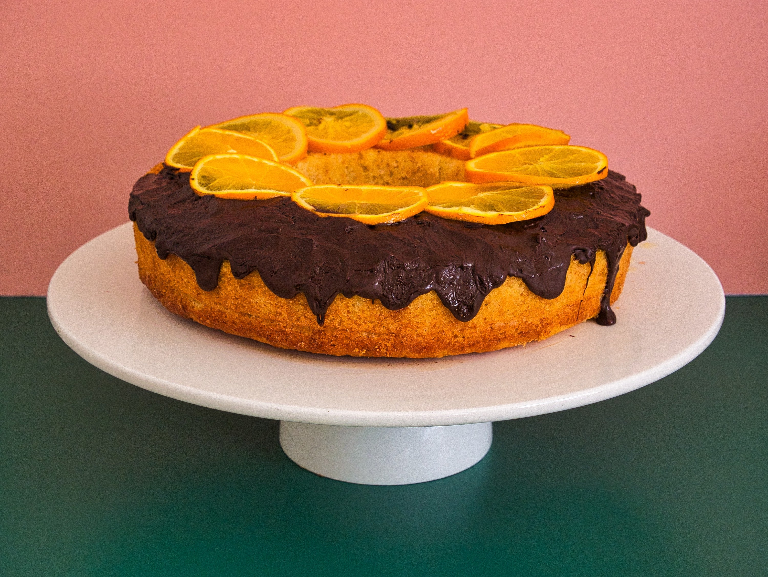 Sinaasappel kurkuma cake met kardemom, frisse sinaasappelrasp en een warme gele kleur