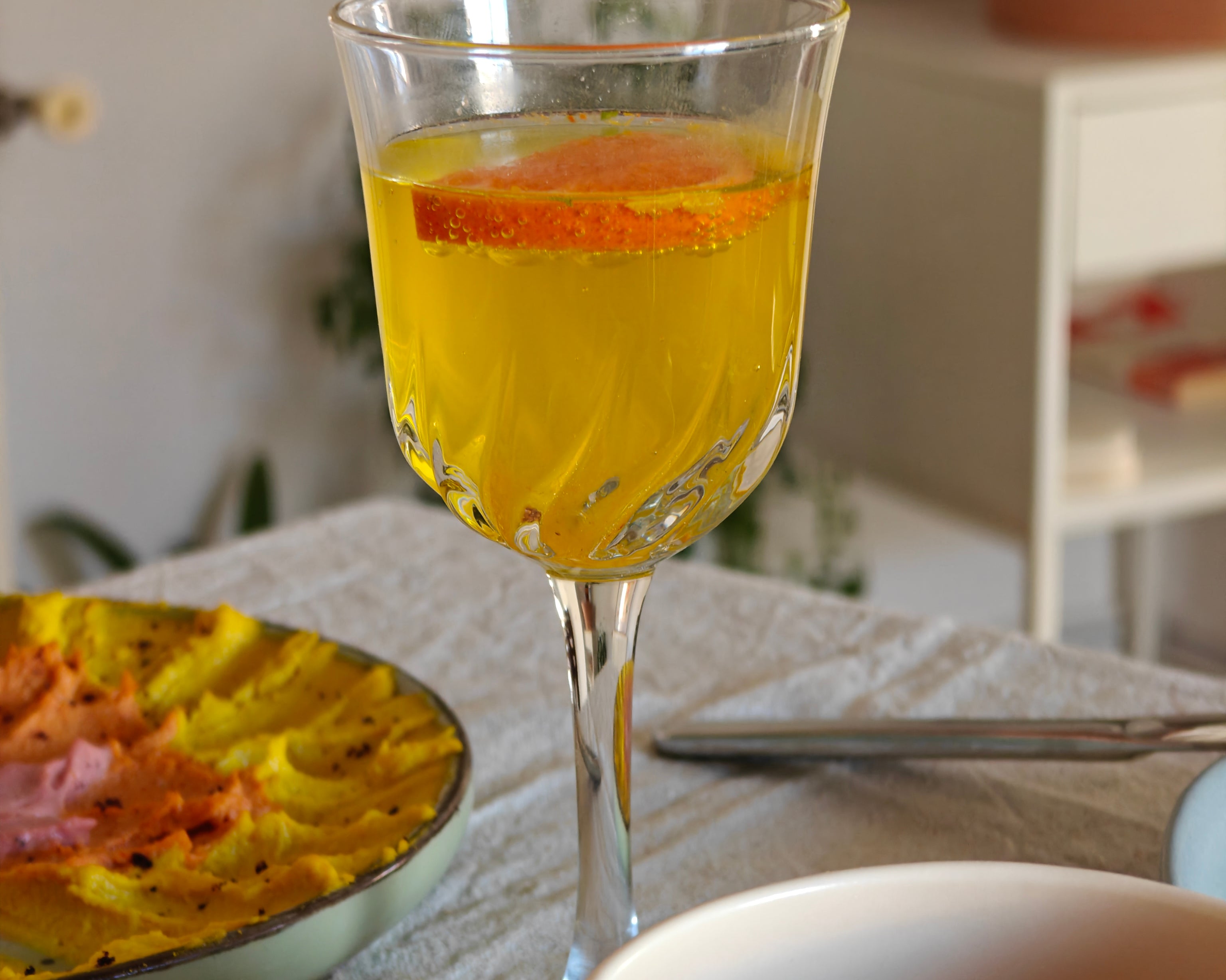 Saffraan-sinaasappel limonade