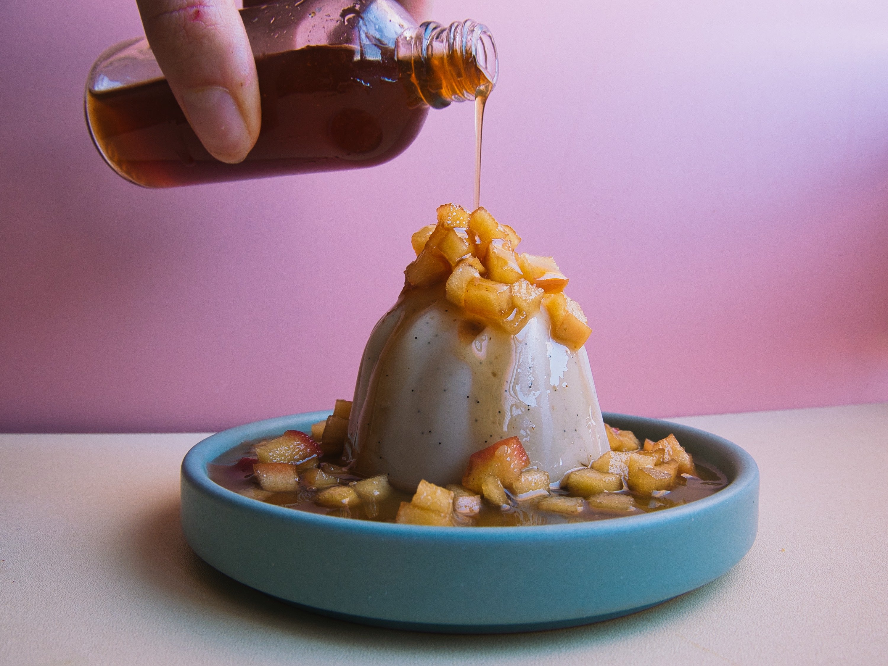 Vegan vanille pana cotta met appel en Chai siroop