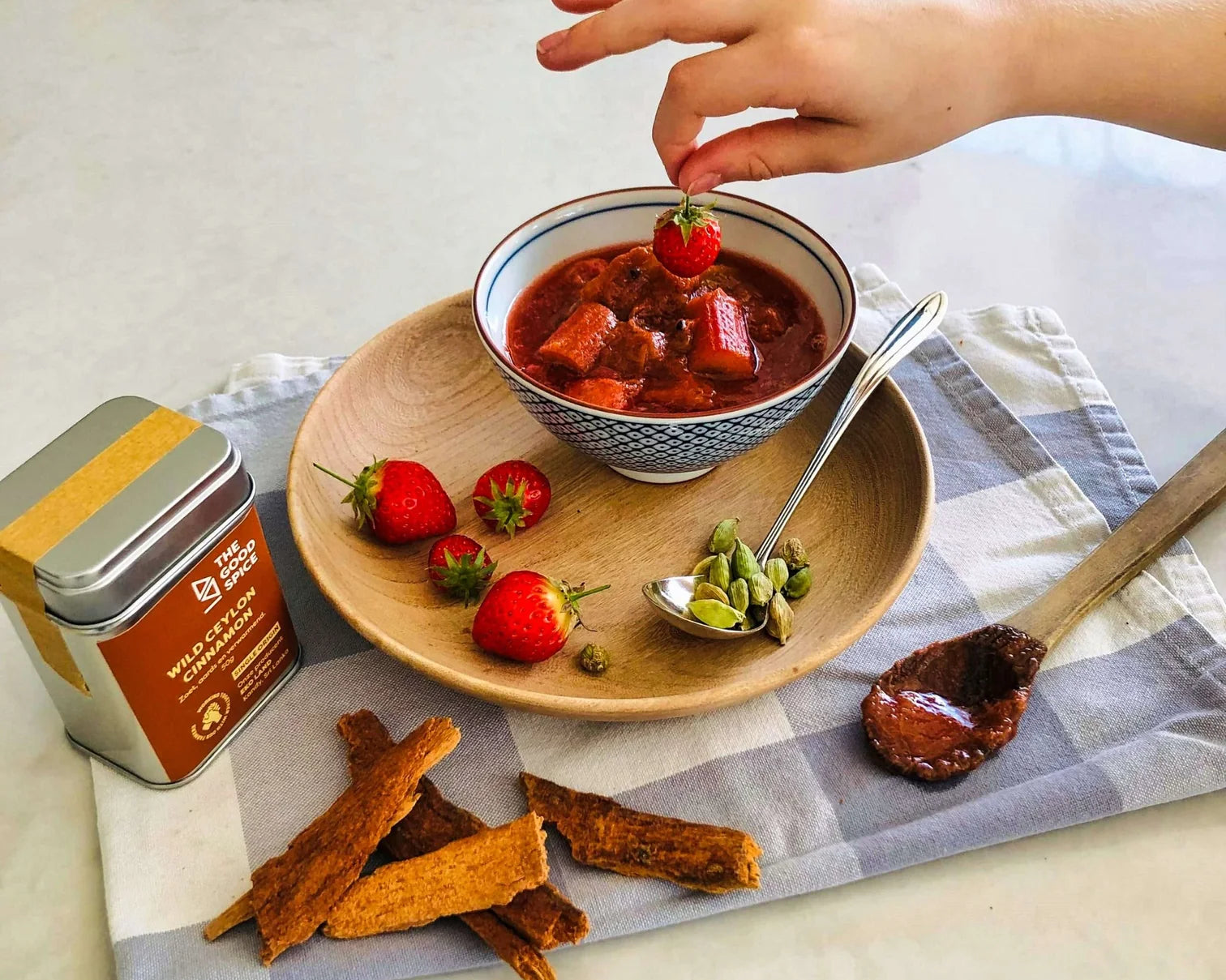 Rabarber-aardbeienmoes met kardemom & kaneel