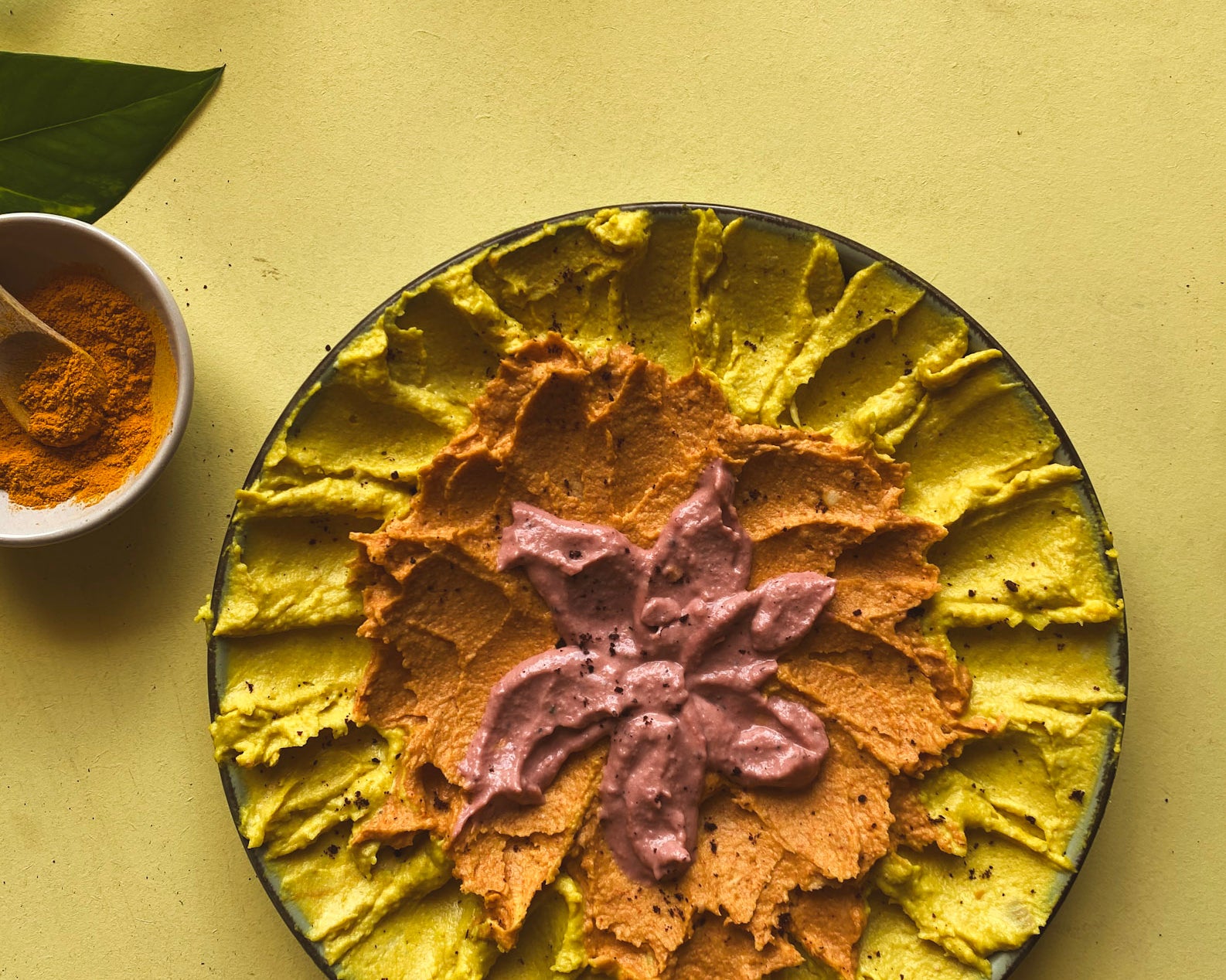 Kleurrijke spice hummus