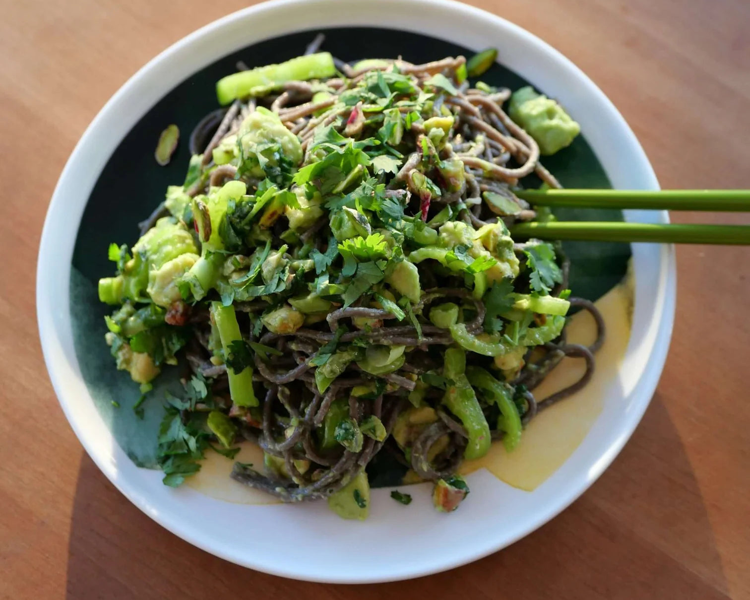 Sobanoedels met limoen, kardemom en avocado van Ottolenghi