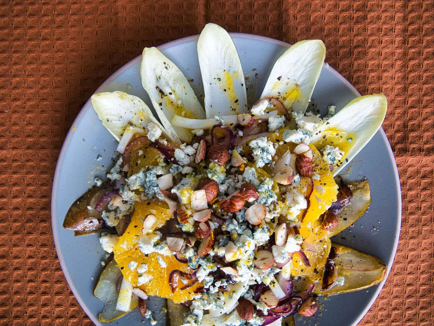 Witlofsalade met peer, blauwe kaas en zwarte peper