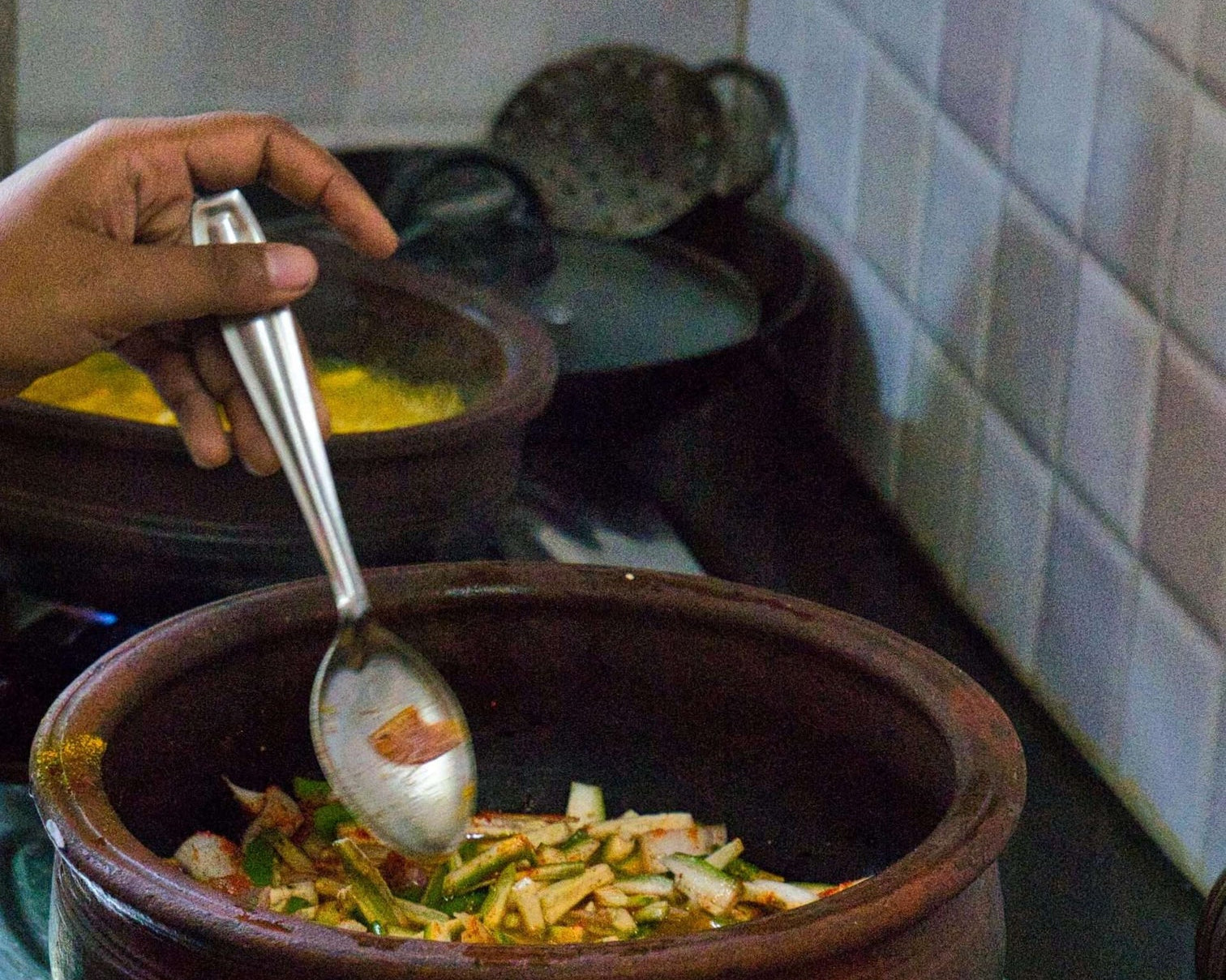 Curry met groene banaan en zoete aardappel