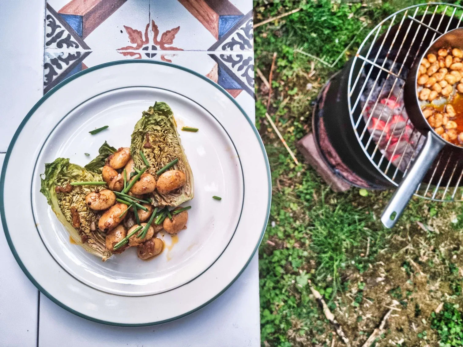 Gegrilde little gem met witte bonen en paprikadressing