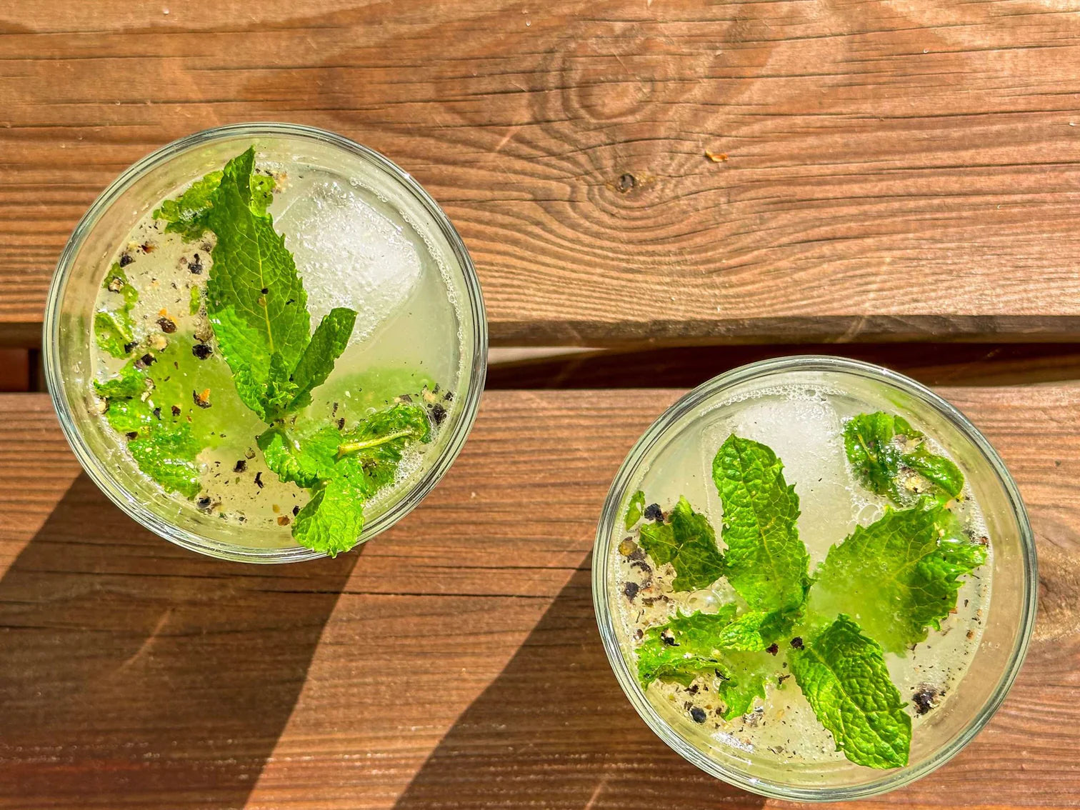 Munt-limoen limonade met zwarte peper