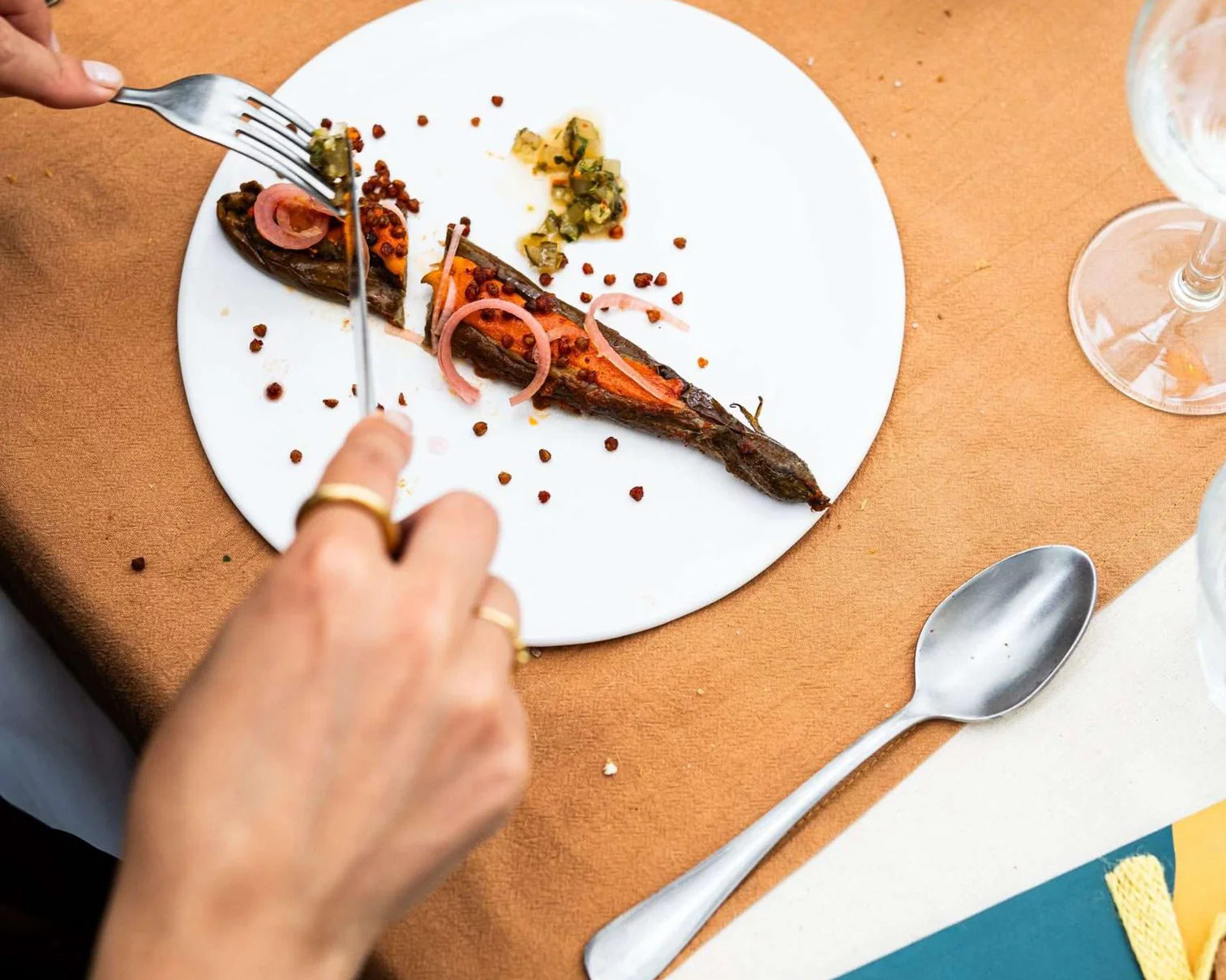 'Hotdogs' van aubergine van Estée Strooker