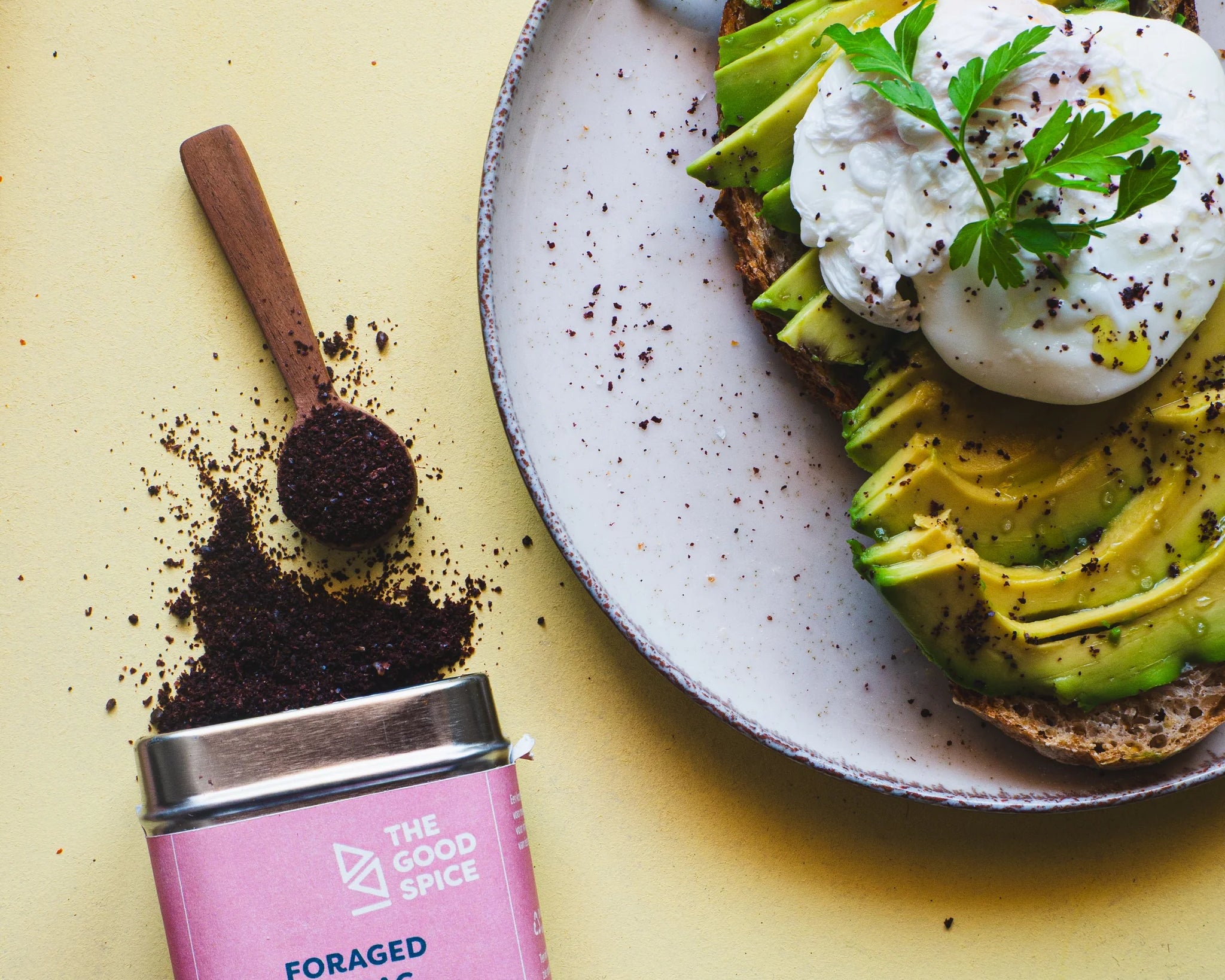 Avocado toast met gepocheerd ei, chili en sumak